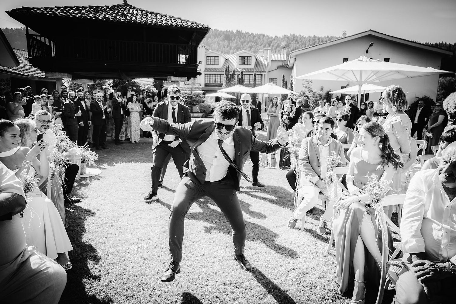 Invitado bailando durante una ceremonia de boda al aire libre en Oviedo, fotografiada de forma documental y sin posar