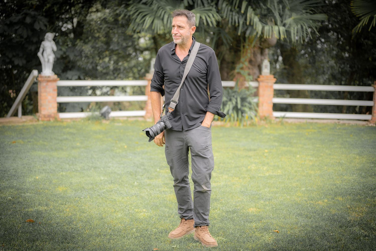 Juan Llavio durante una boda en Asturias observando y documentando momentos reales