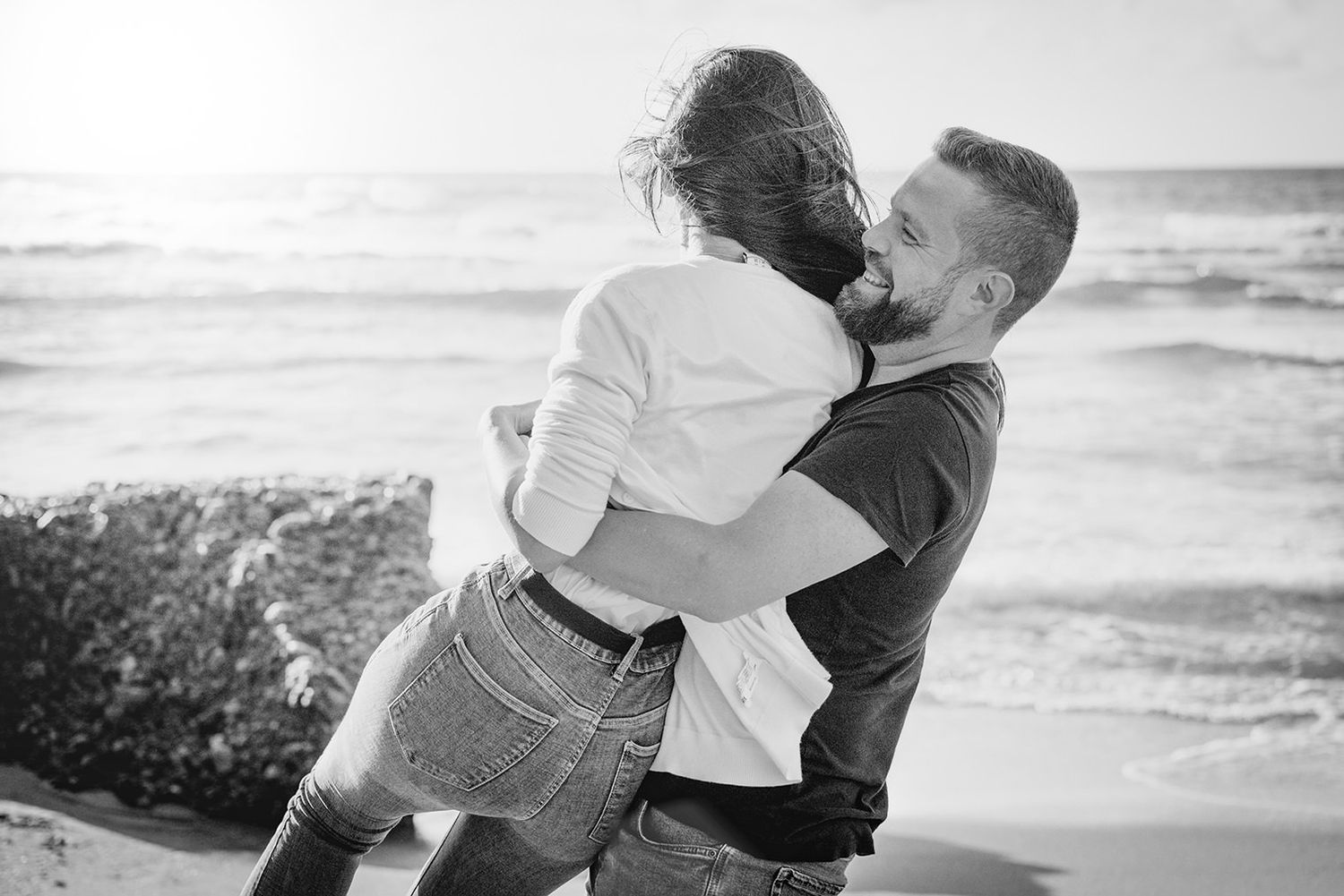 Abrazo espontáneo en una sesión de preboda en Asturias, sin poses y cerca del mar
