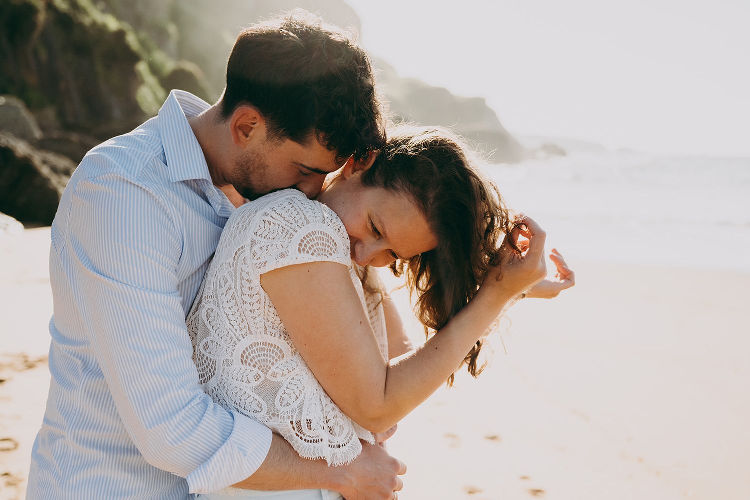 Momento íntimo en la playa durante una preboda en Asturias, sin poses ni interrupciones