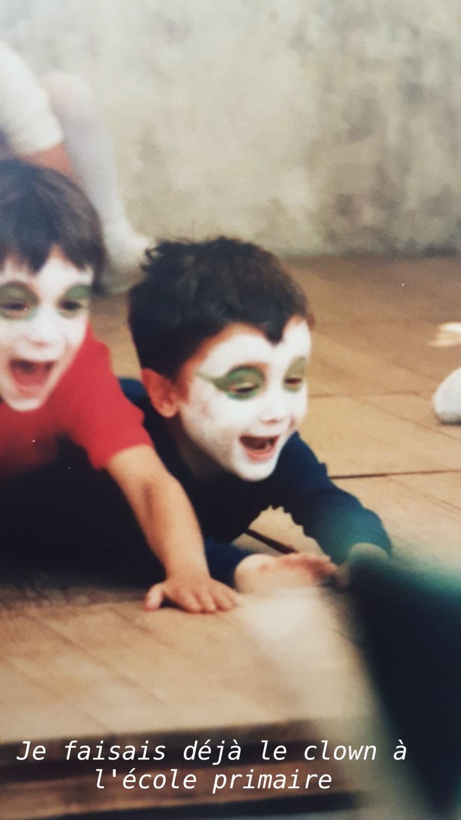 Two children with clown face paint lying on a wooden floor, smiling and laughing, with French text overlay.