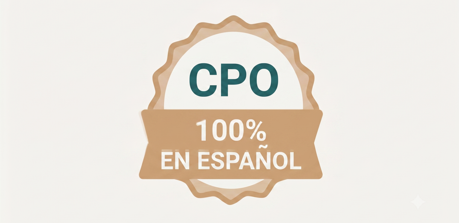 Insignia dorada de certificación CPO con etiqueta «100% En Español» sobre fondo beige.