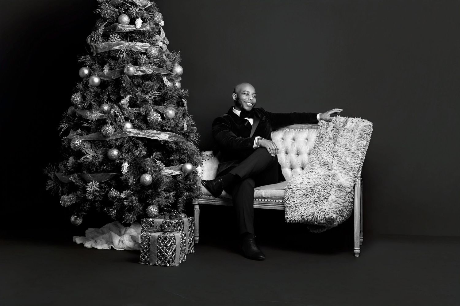 A black and white photo series shows the process of unwrapping a shiny gift with decorative paper and ribbons.