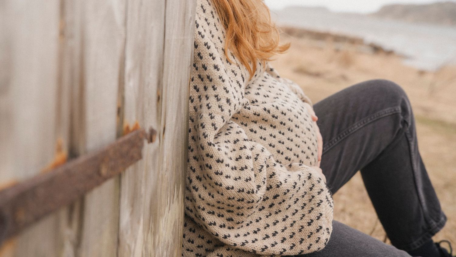 Gravid kvinna vid havet i Gerlesborg under en naturlig och dokumentär gravidfotografering
