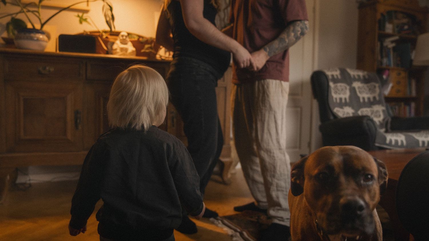 Dans i vardagen under en varm och dokumentär gravidfotografering med hela familjen samlad hemma
