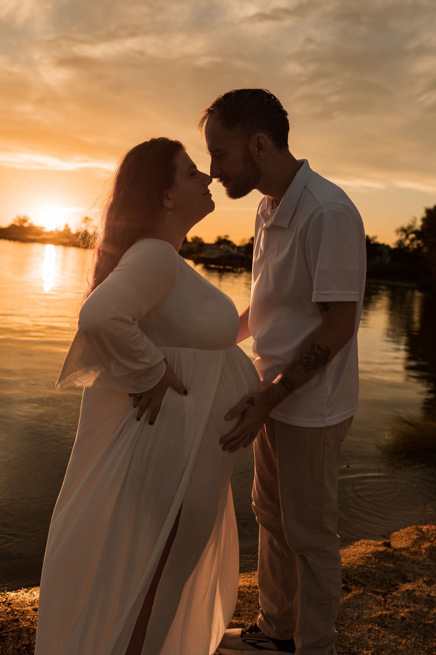 Maternity photos at sunset in maryland