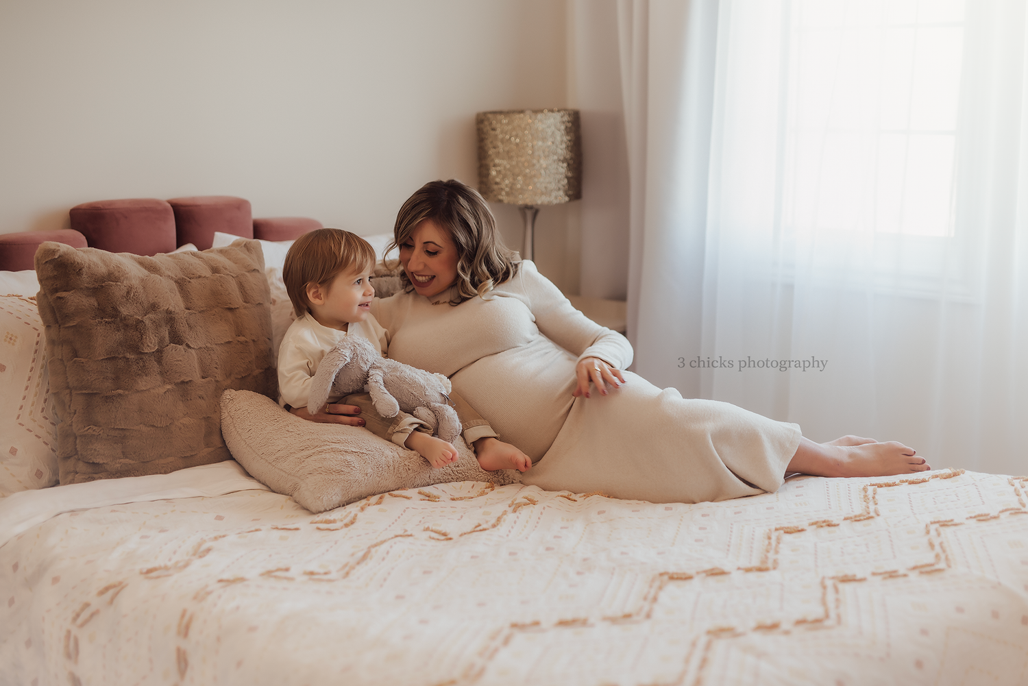 bright cozy bedroom maternity photo.
Toronto, Brampton, Mississauga, Vaughan, Milton, Oakville, Burlington, and the GTA.