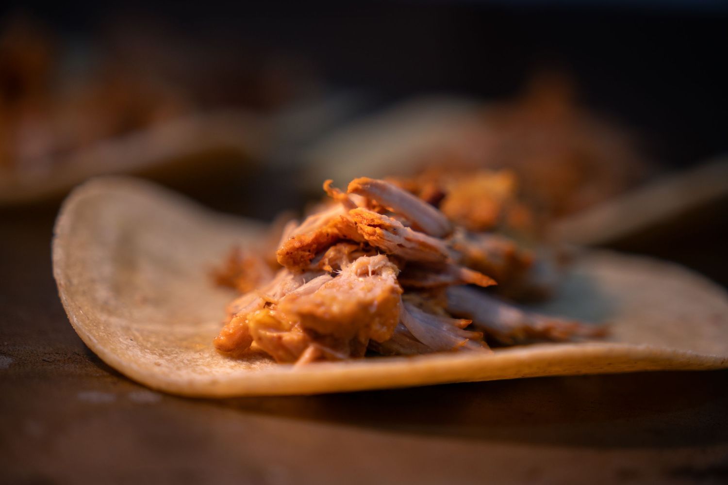 Un taco mexicano auténtico sobre tortilla de maíz en Restaurante La Patrona. Fotografía de comida.