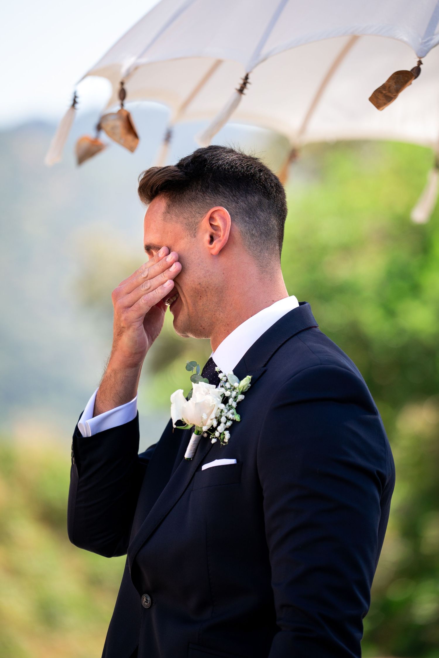 Novio emocionado secándose una lágrima durante la ceremonia. Fotografía de boda documental que captura momentos auténticos y emotivos Málaga