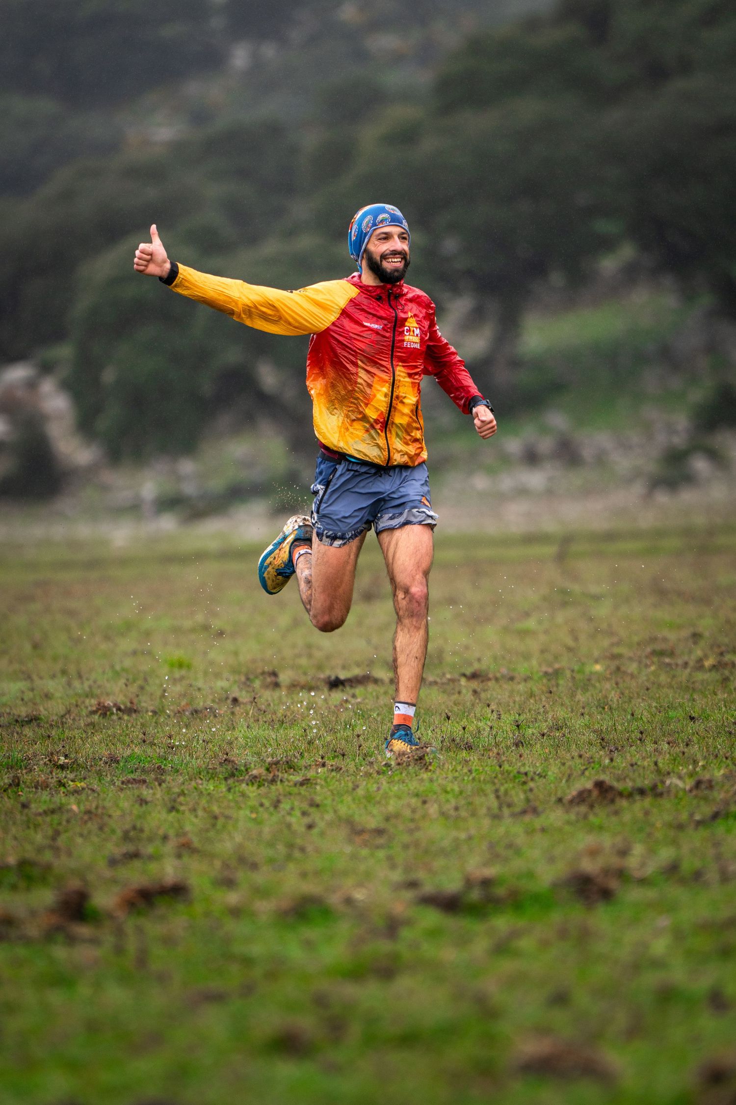 Retrato potente en blanco y negro de un corredor con gesto de esfuerzo durante la carrera CxM Rompealbarcas. Fotografía deportiva emotiva.