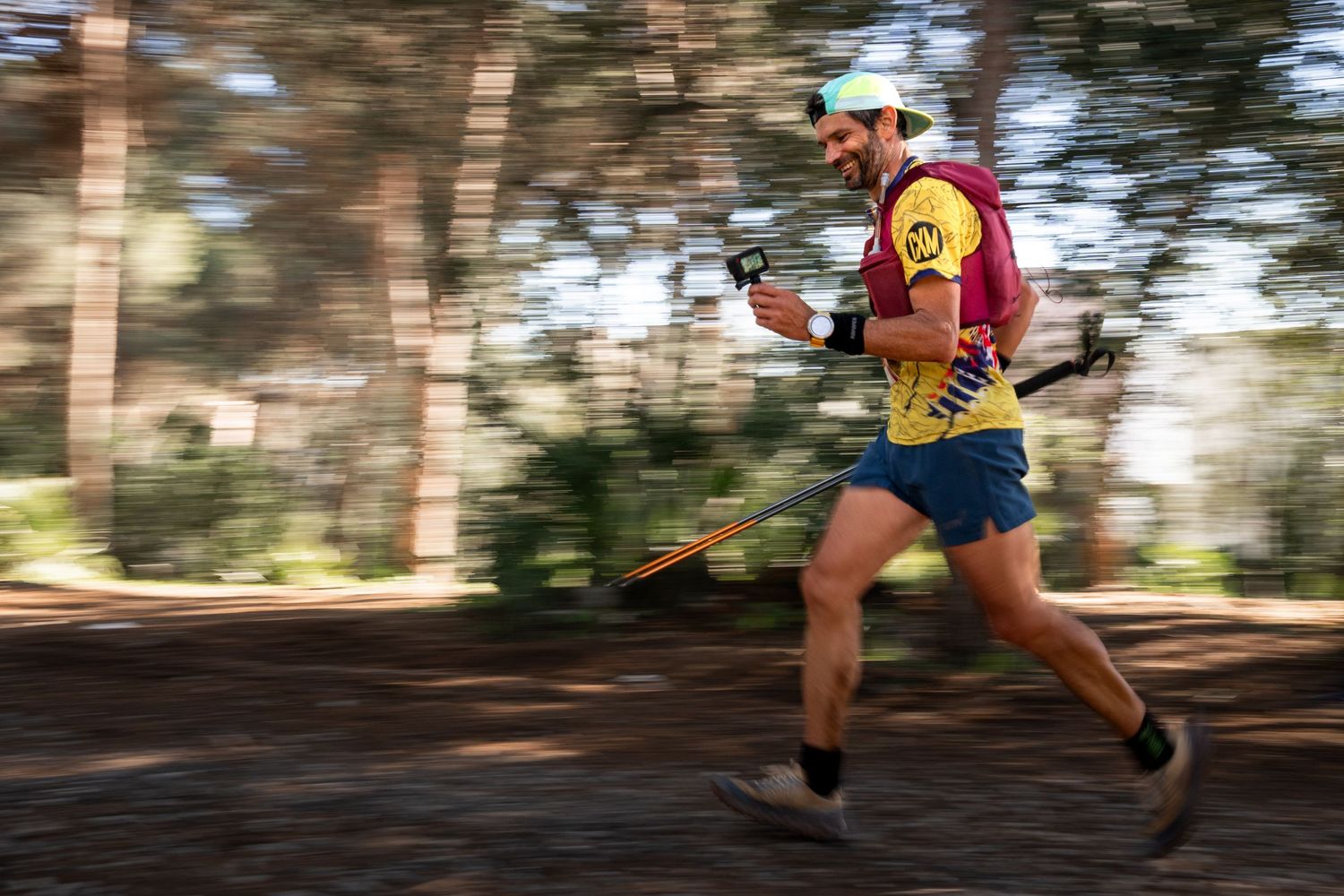 Retrato potente en blanco y negro de un corredor con gesto de esfuerzo durante la carrera CxM Rompealbarcas. Fotografía deportiva emotiva.