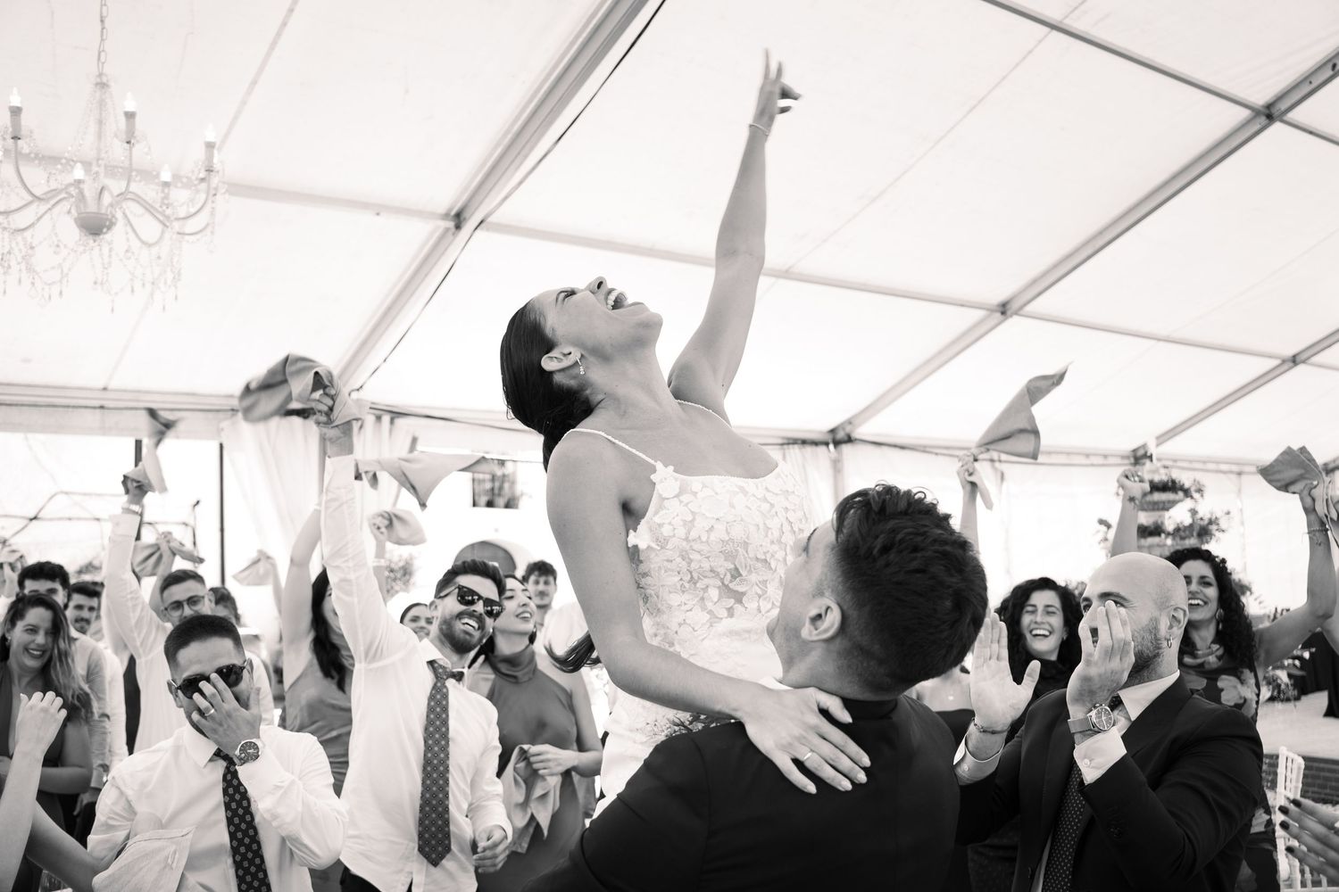 Novios disfrutando durante el banquete en una boda en Ronda, reportaje documental de bodas con luz natural