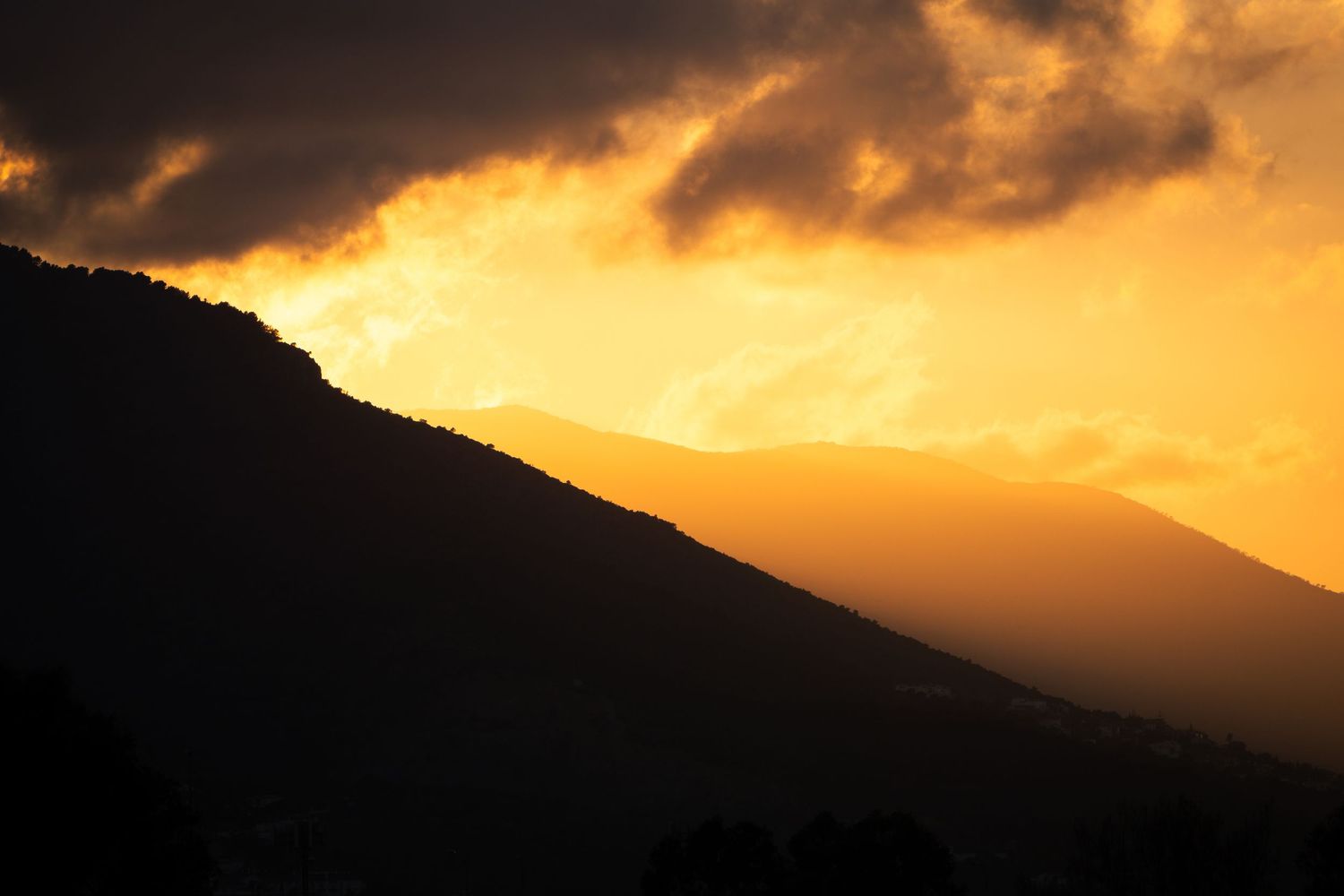 Puesta de sol dorada sobre las montañas de Málaga, fotografía de naturaleza y paisaje en Andalucía