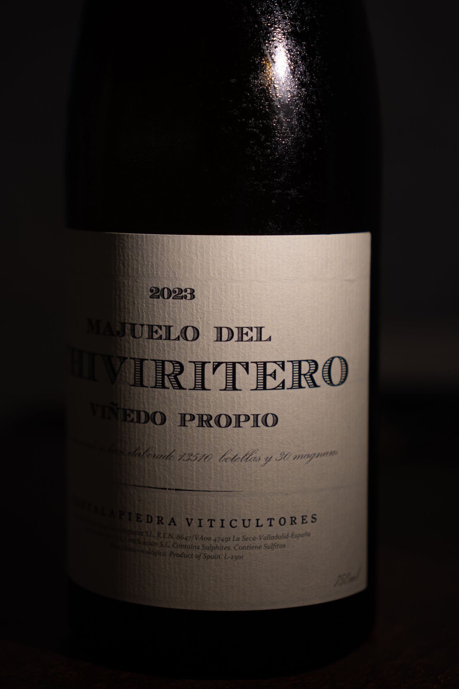 Botella de vino Majuelo del Chiviritero fotografiada para Restaurante ÓLEO. Fotografía de producto y bodegas en la Costa del Sol.