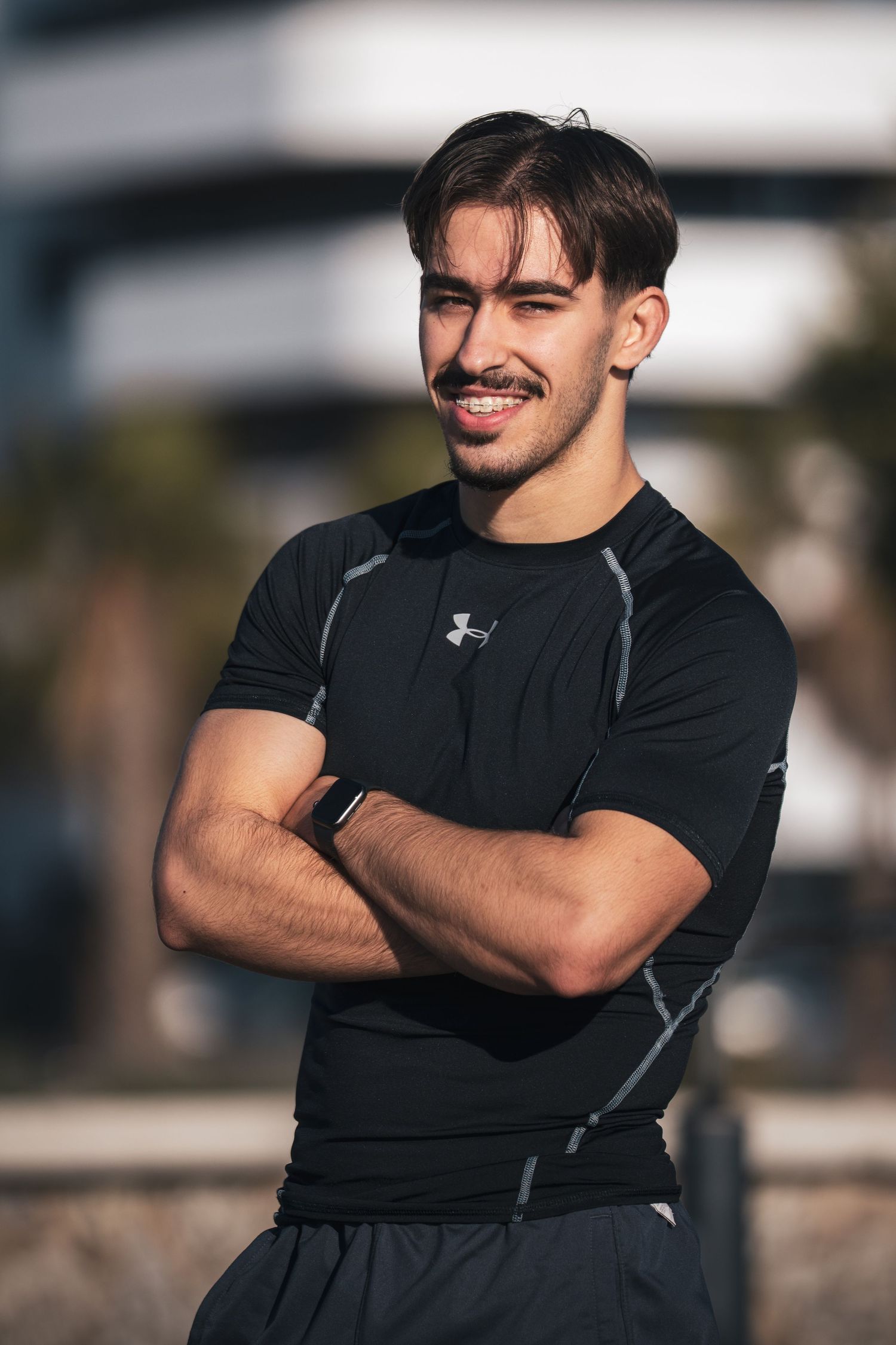 Retrato lifestyle de creador de contenido fitness sonriendo. Fotografía de perfil profesional para redes sociales y marca personal.