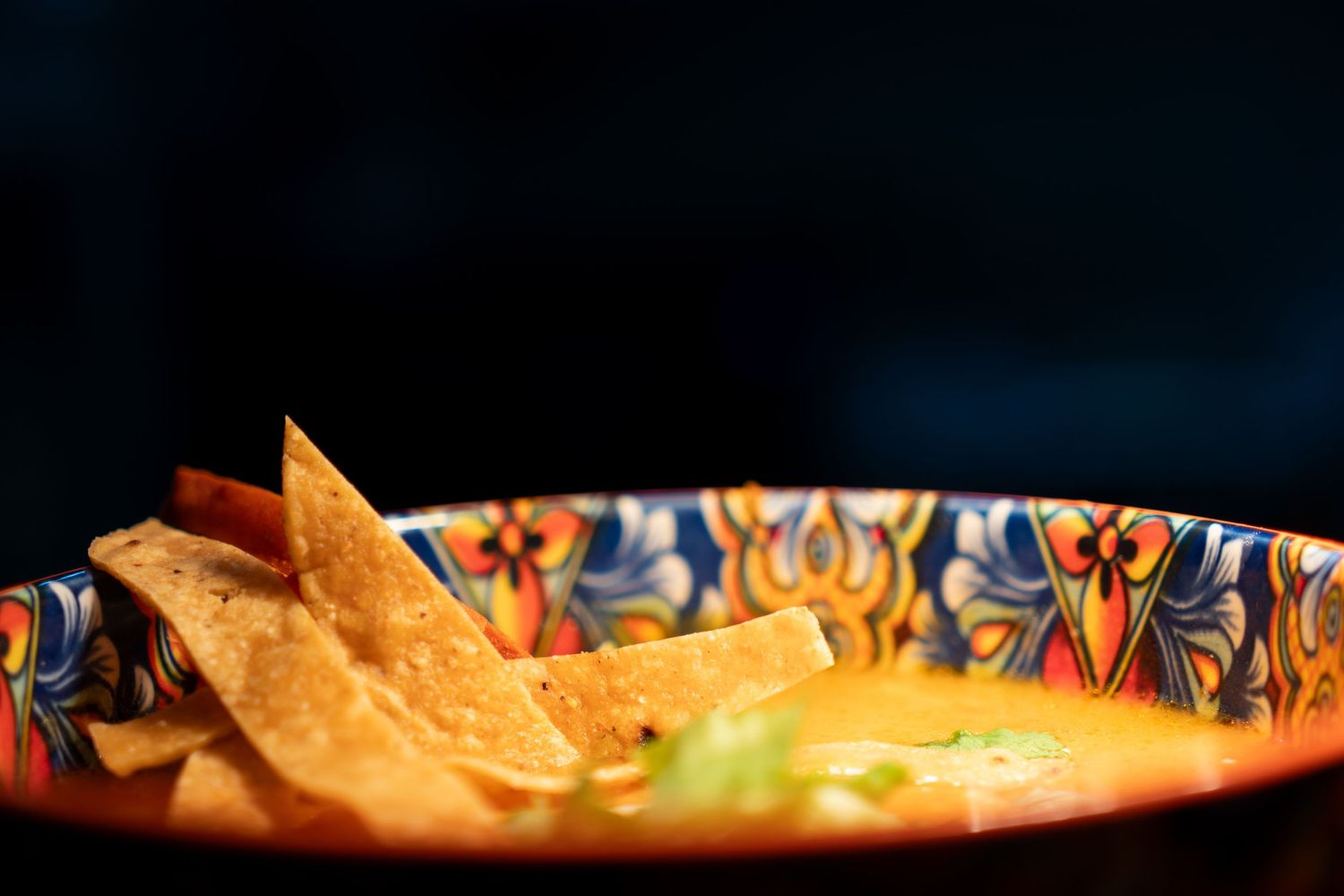 Cuenco de sopa o guiso tradicional con totopos en Restaurante La Patrona. Fotografía de gastronomía mexicana auténtica.