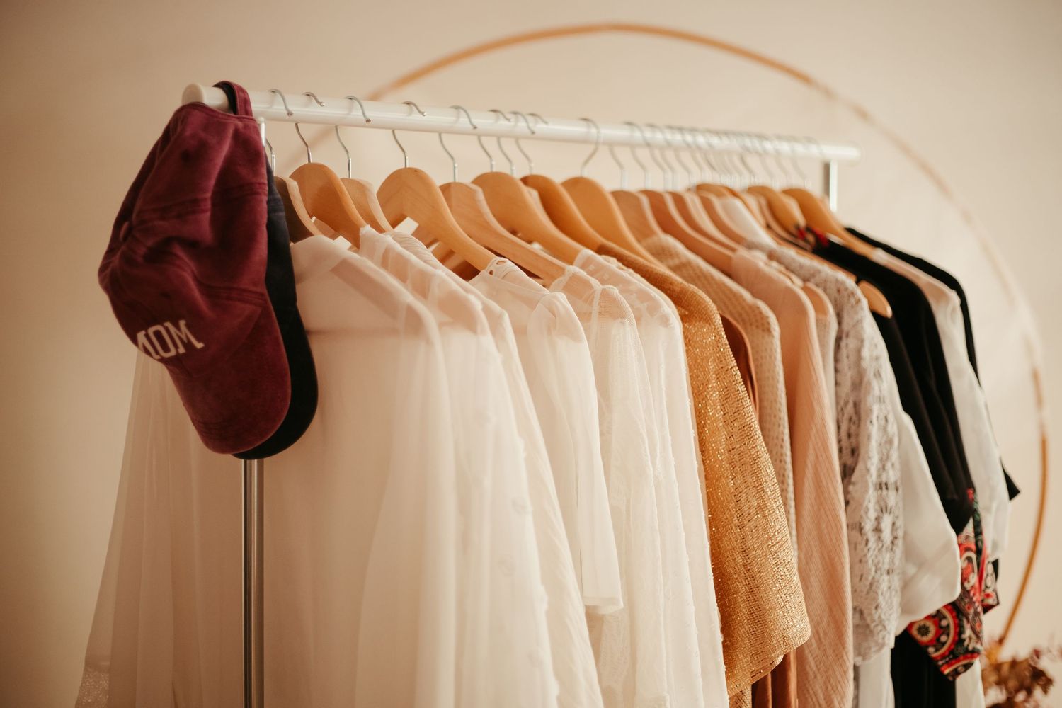 Colección de vestidos para sesiones de embarazo en el estudio de Vila-seca