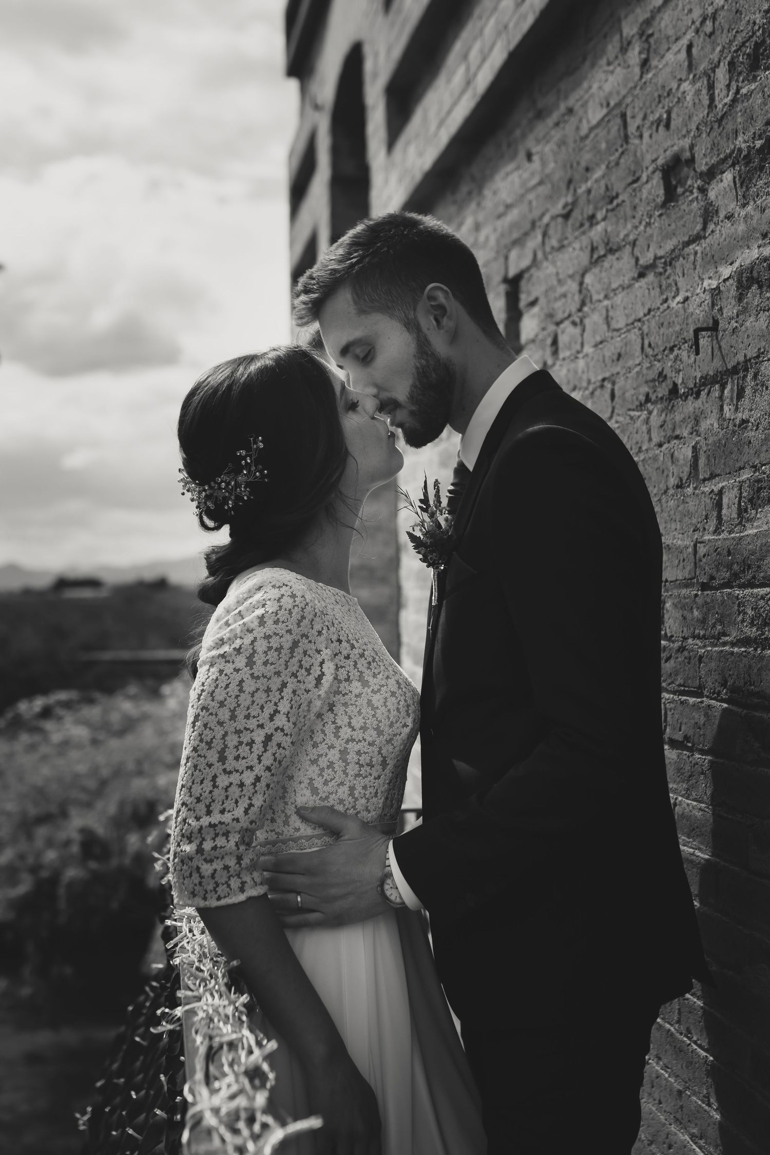 Novios a punto de besarse en fotografía de boda en blanco y negro en Tarragona