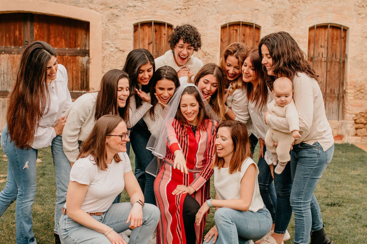 Grupo de amigas celebrando despedida de soltera en la Costa Dorada