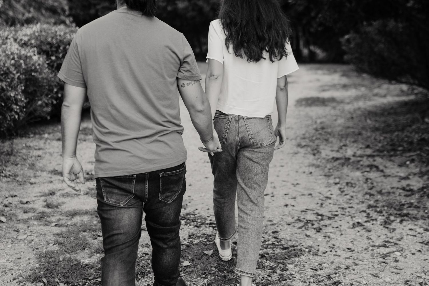 Pareja caminando de la mano en blanco y negro durante sesión preboda en Tarragona