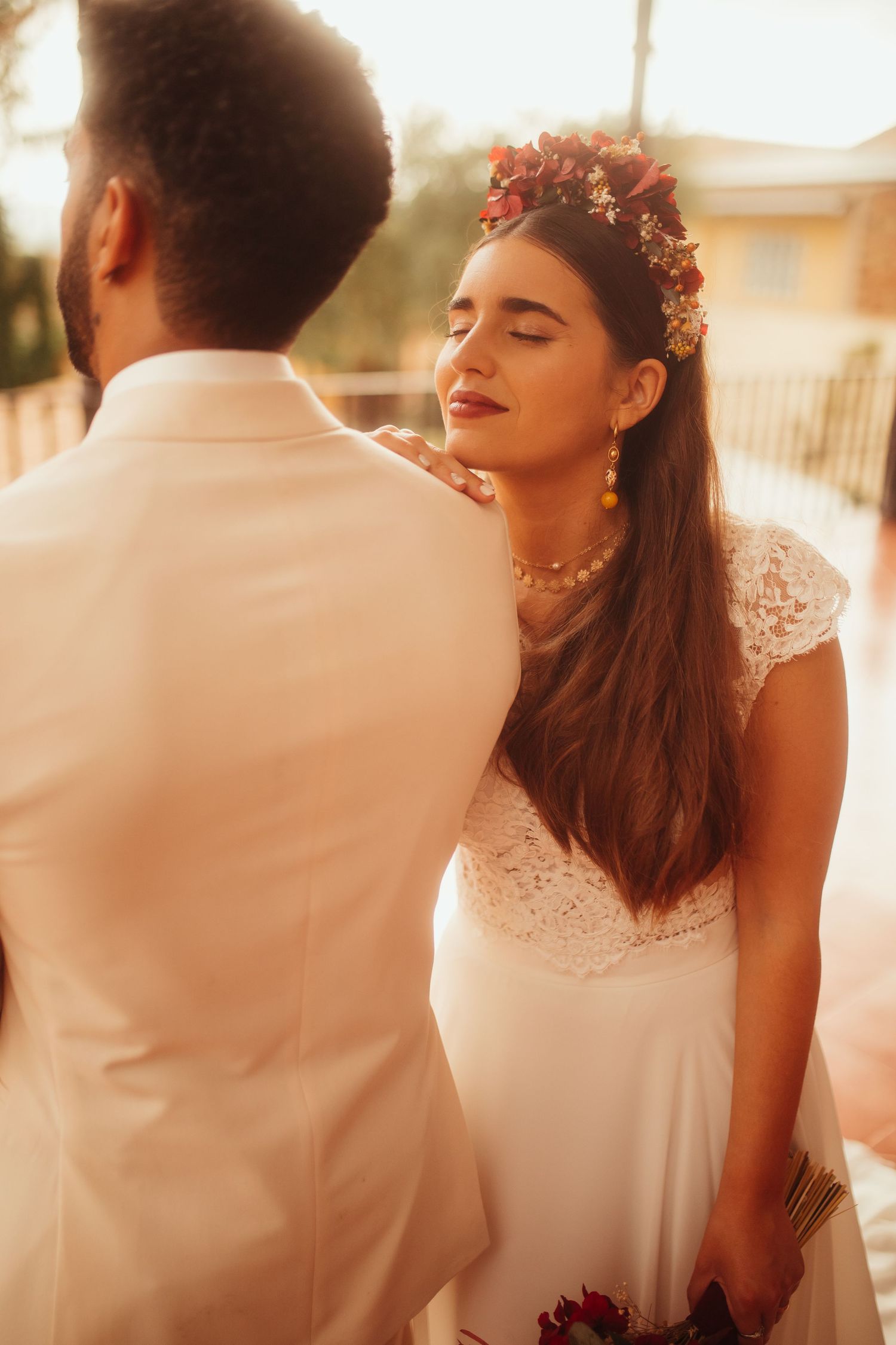 Novia apoyando la cabeza en el hombro del novio durante sesión de boda en Tarragona