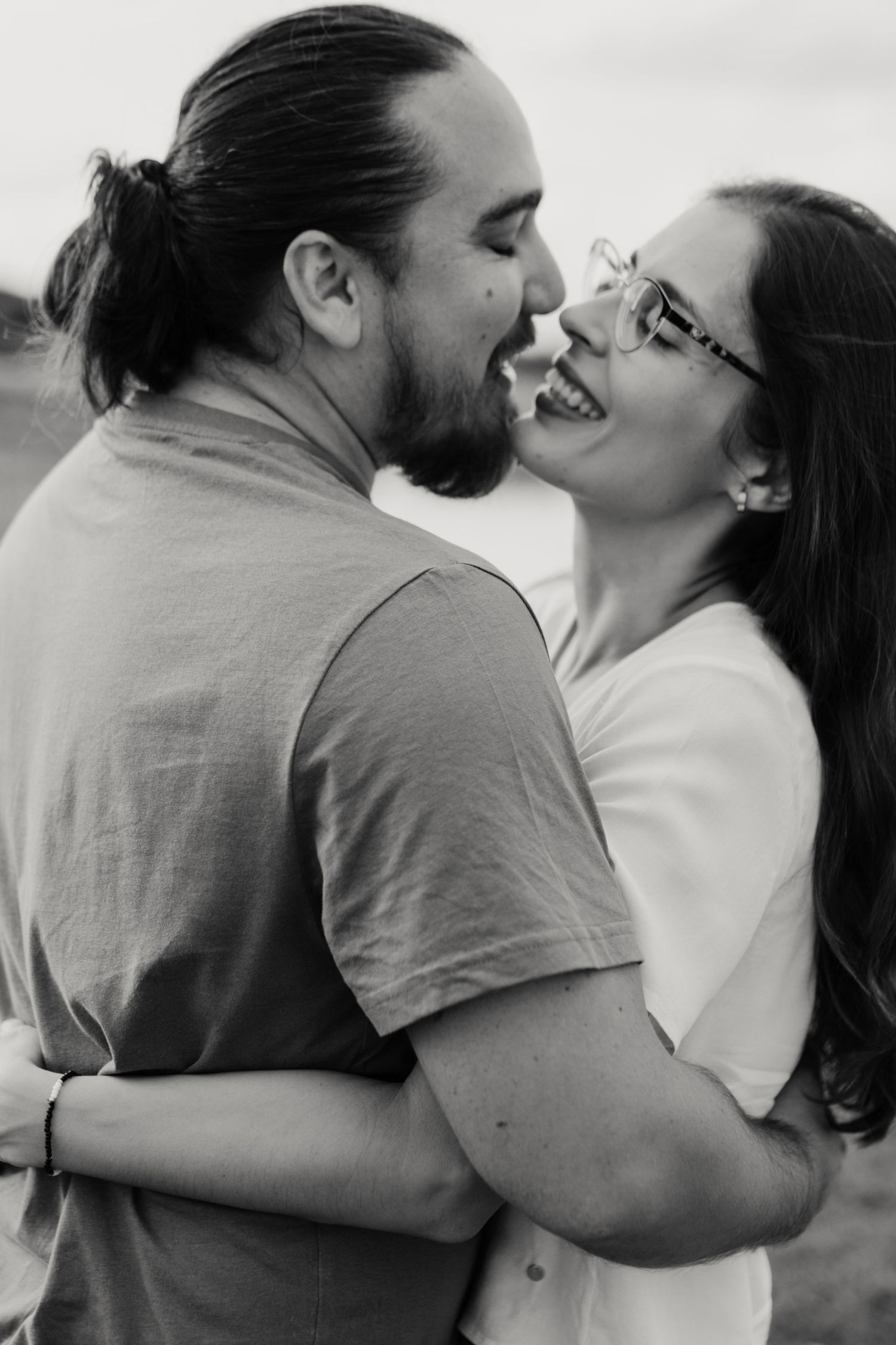 Pareja en blanco y negro durante sesión preboda con beso romántico en Tarragona