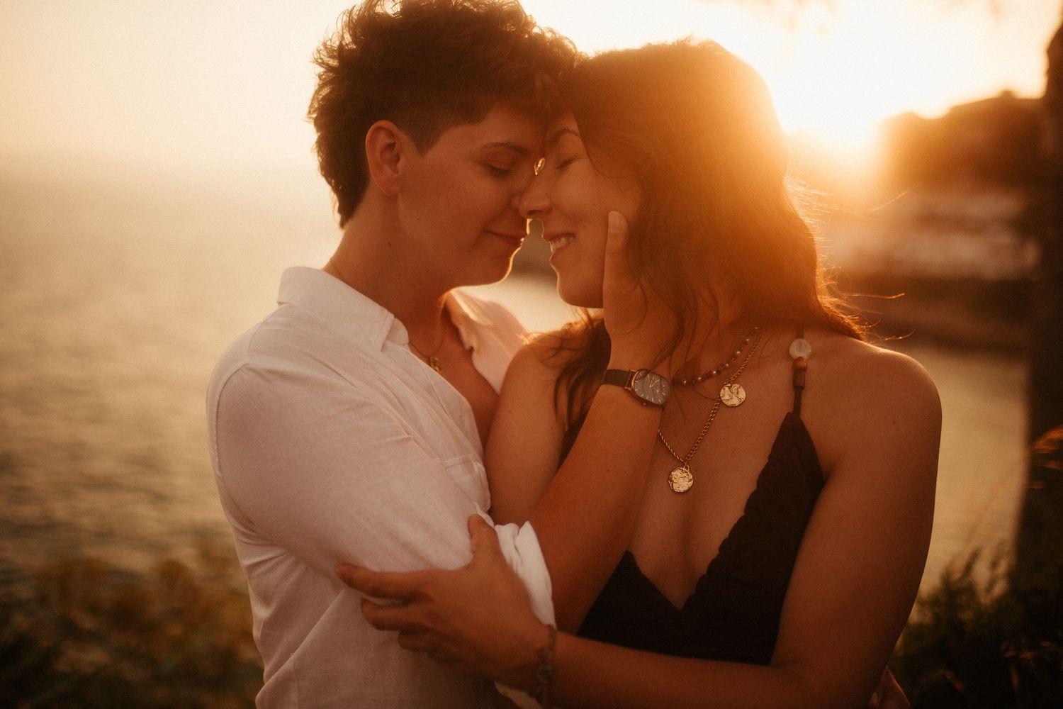 Sesión de pareja con luz de atardecer en Tarragona con estilo cálido