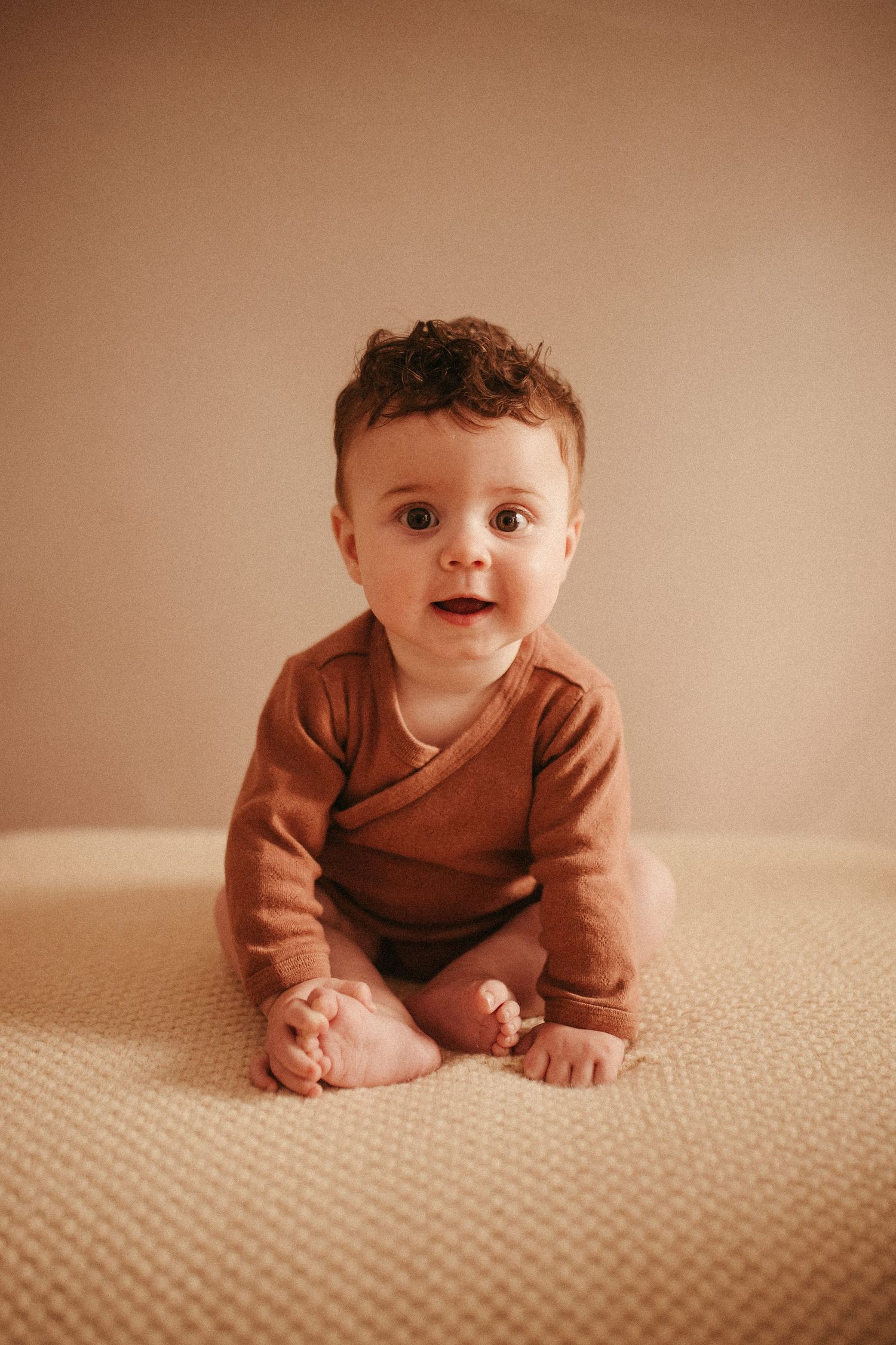 Sesión de bebé de 6 a 10 meses en estudio en Tarragona con estilo natural