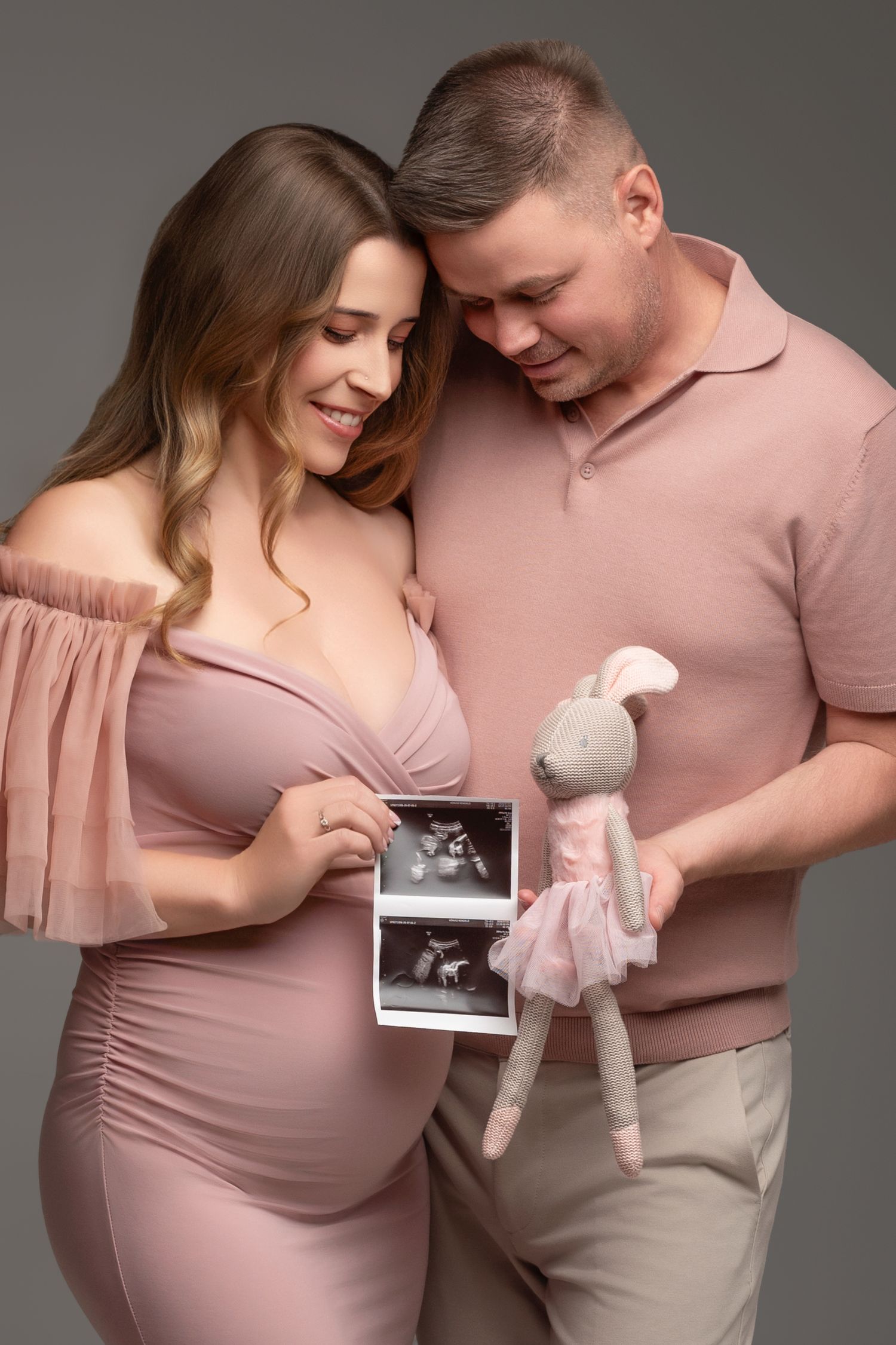 Várandós pár rózsaszínben ultrahang képpel és plüssnyuszival, kismama fotózás Debrecenben