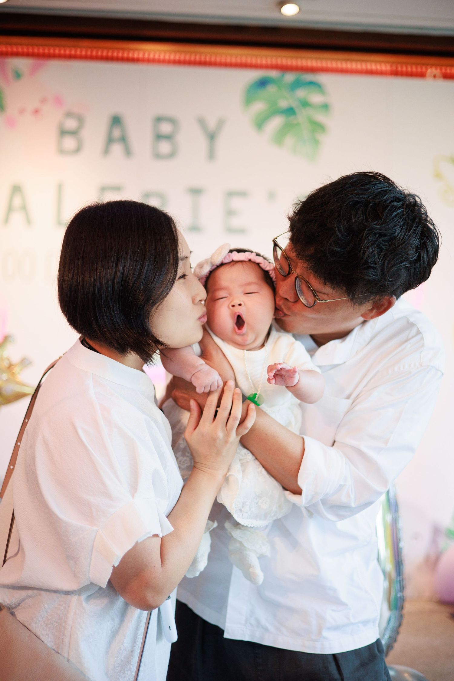 A sequence of romantic photos showing a couple in white shirts kissing and embracing against a light background.一組浪漫的照片，照片中一對身穿白襯衫的情侶在淺色背景下
