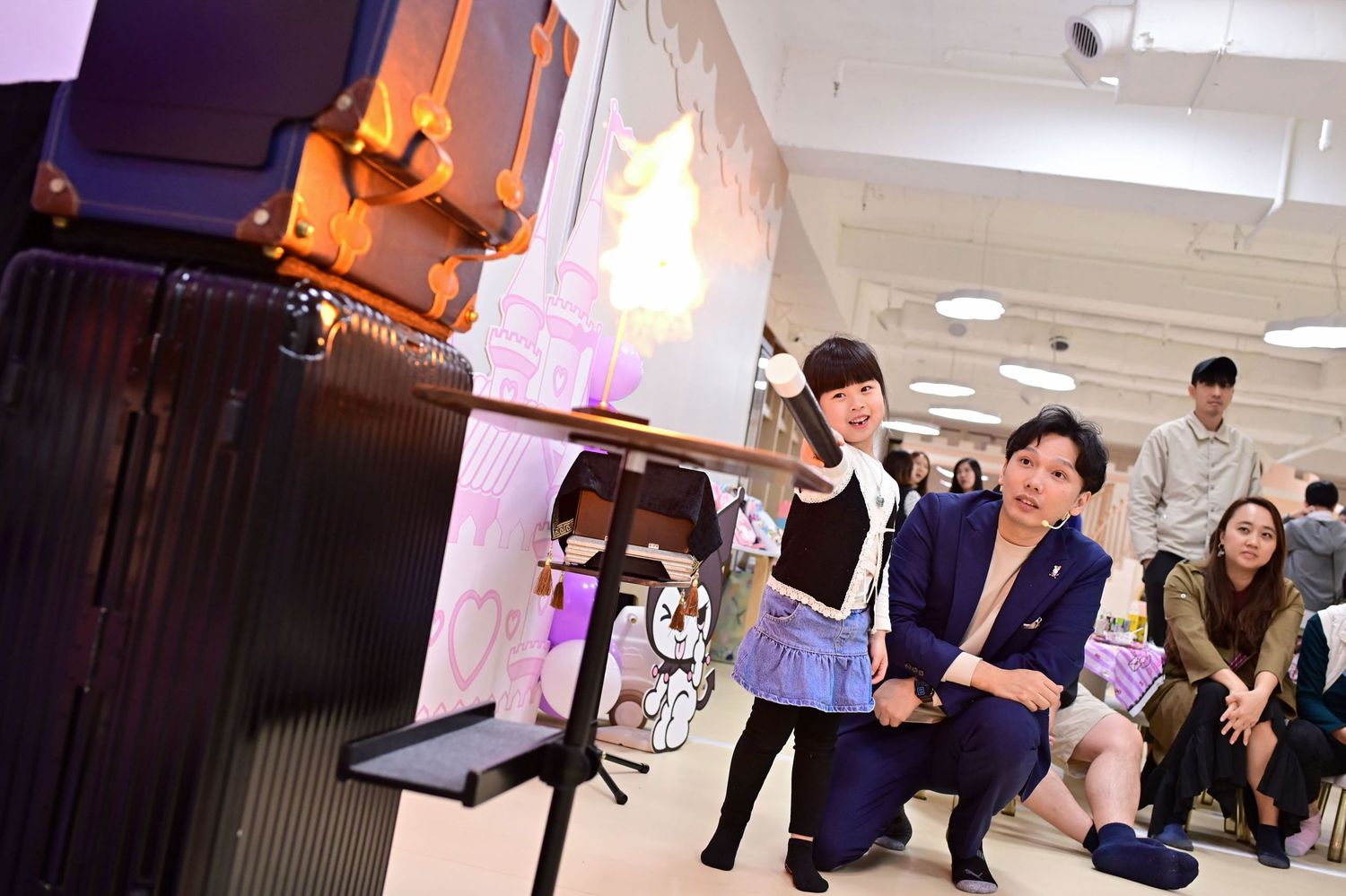 People dancing and socializing at a party or celebration event with colorful lighting and decorations.人們在派對或慶祝活動中載歌載舞、社交互動，現場燈光璀璨，裝飾華麗。
