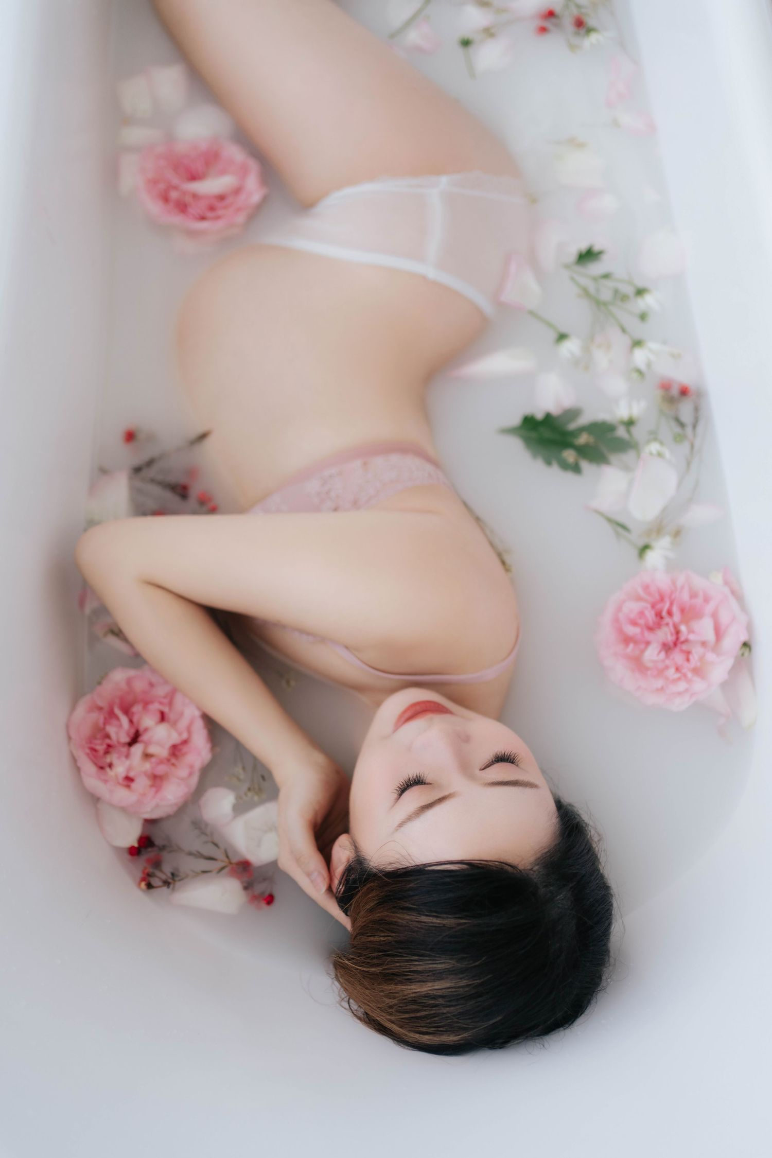 Artistic portrait series with pink carnations and soft white fabric creating a dreamy, ethereal mood.以粉紅色康乃馨和柔和的白色布料為背景的藝術肖像系列，營造出夢幻、空靈的氛圍。