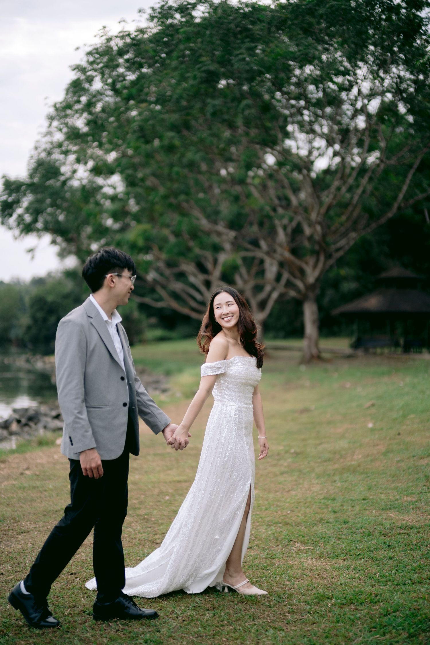 pre-wedding shoot in singapore, Lower Peirce Reservoir pre-wedding photoshoot by singapore wedding photographer and videographer
