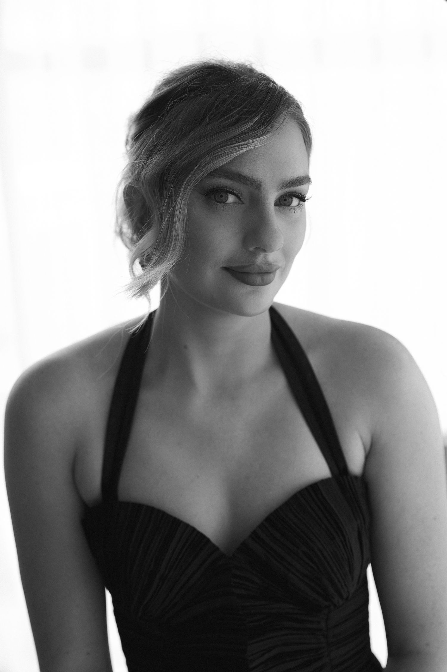 Founder and Photographer Emma Baldwin of Élan Studio Co in black and white portrait photo.