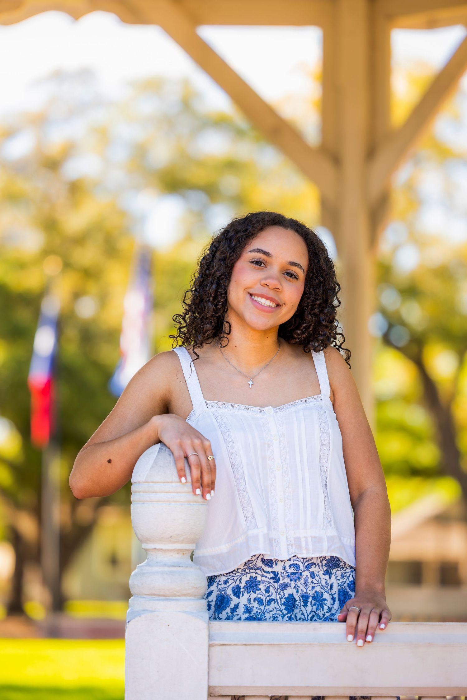Pearland Texas senior photographer capturing modern, natural senior portraits outdoors