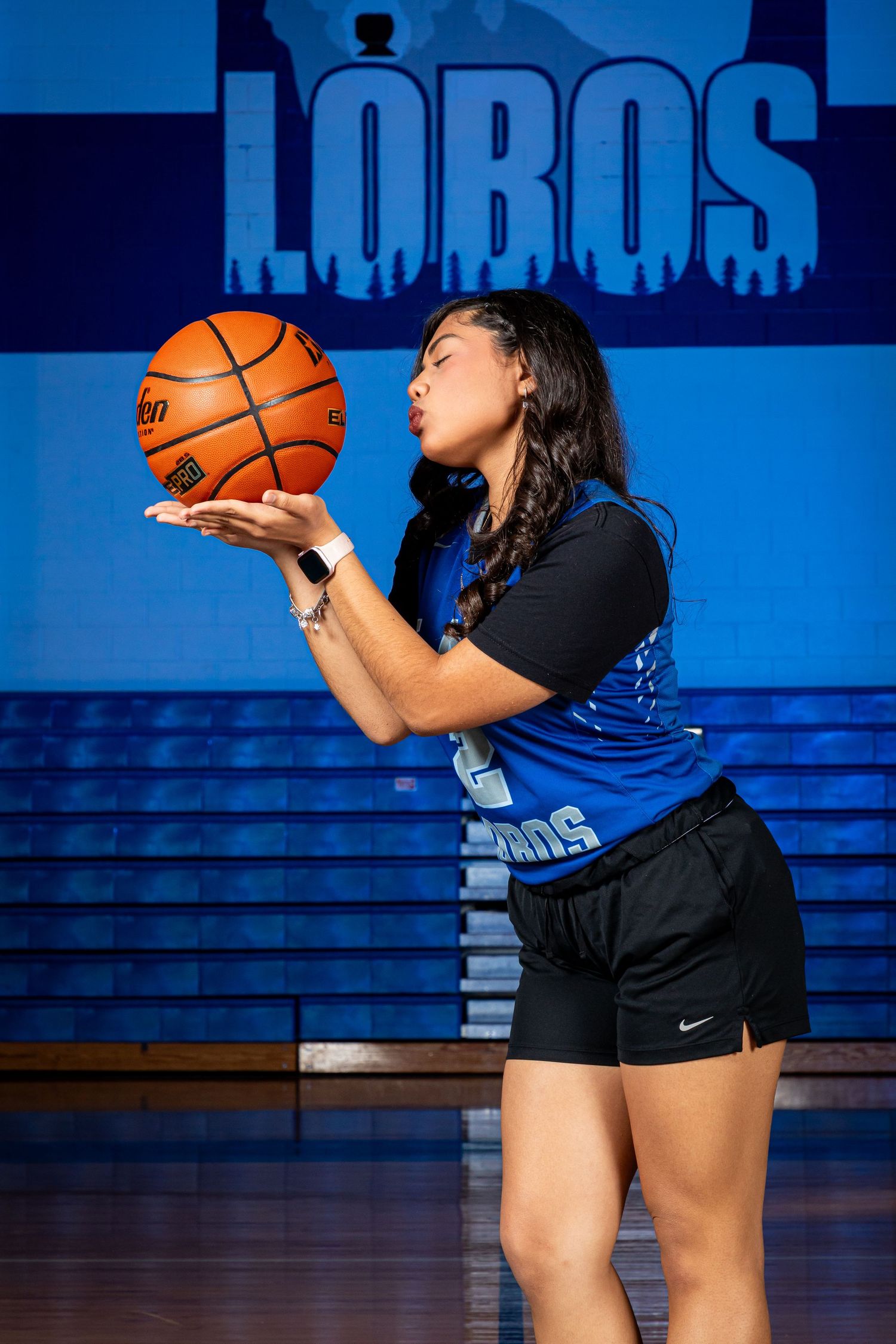 Highschool basketball pose