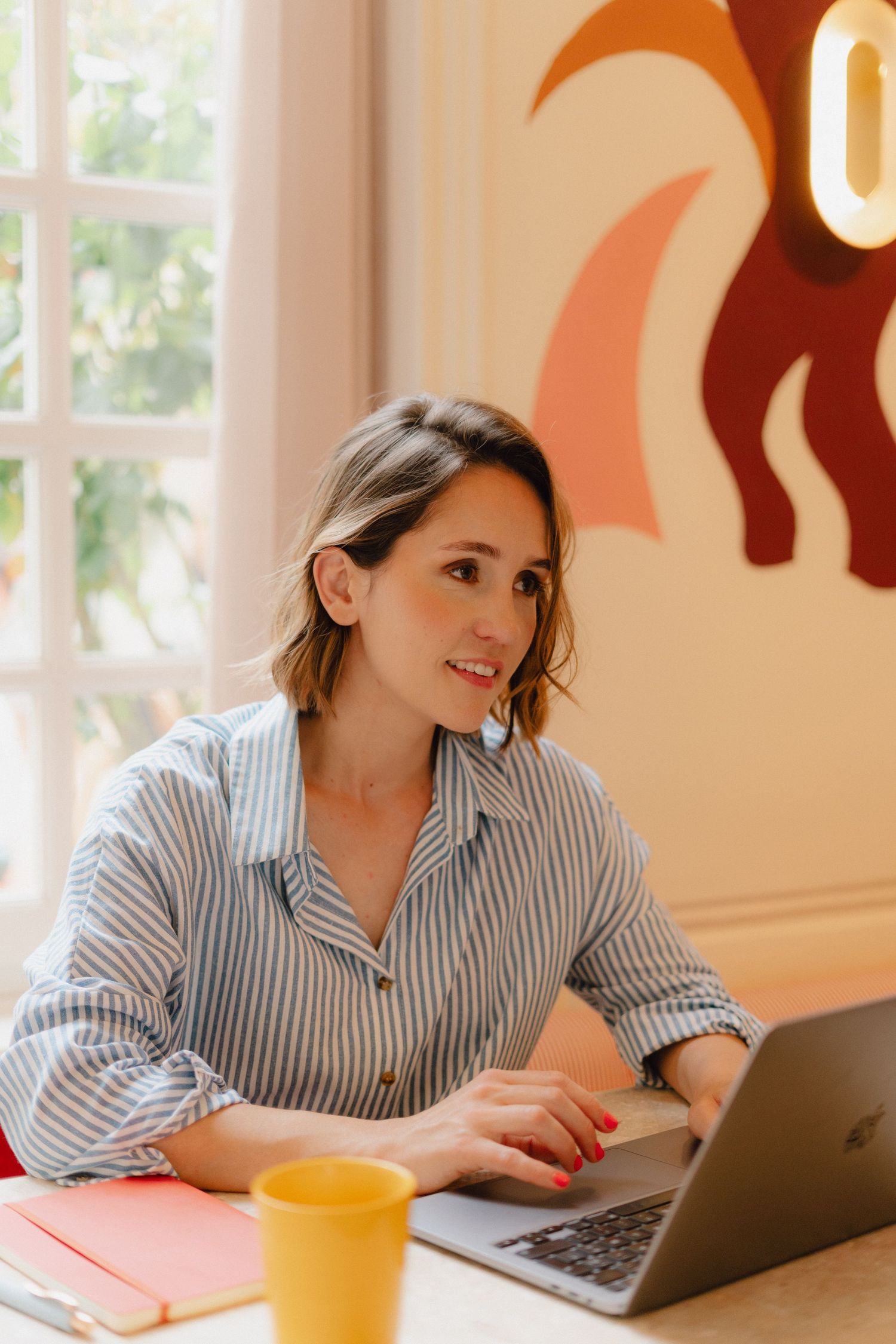 portrait lifestyle d'une entrepreneure dans un café