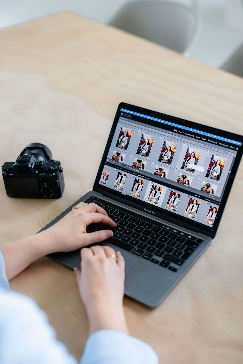 Lisa Hartman, personal branding fotograaf, een fotoshoot aan het editen in haar stijl