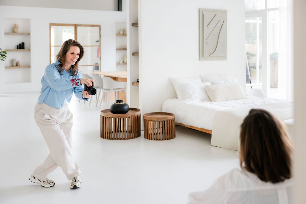 Lisa Hartman begeleidt een ondernemer tijdens een personal branding fotoshoot