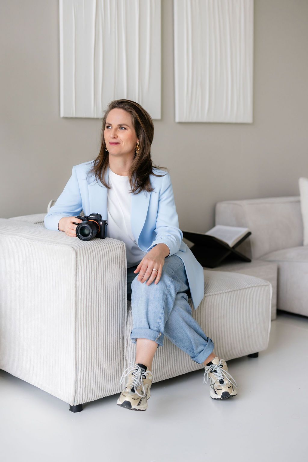Lisa Hartman, personal branding fotograaf en marketingstrateeg, met camera in de hand