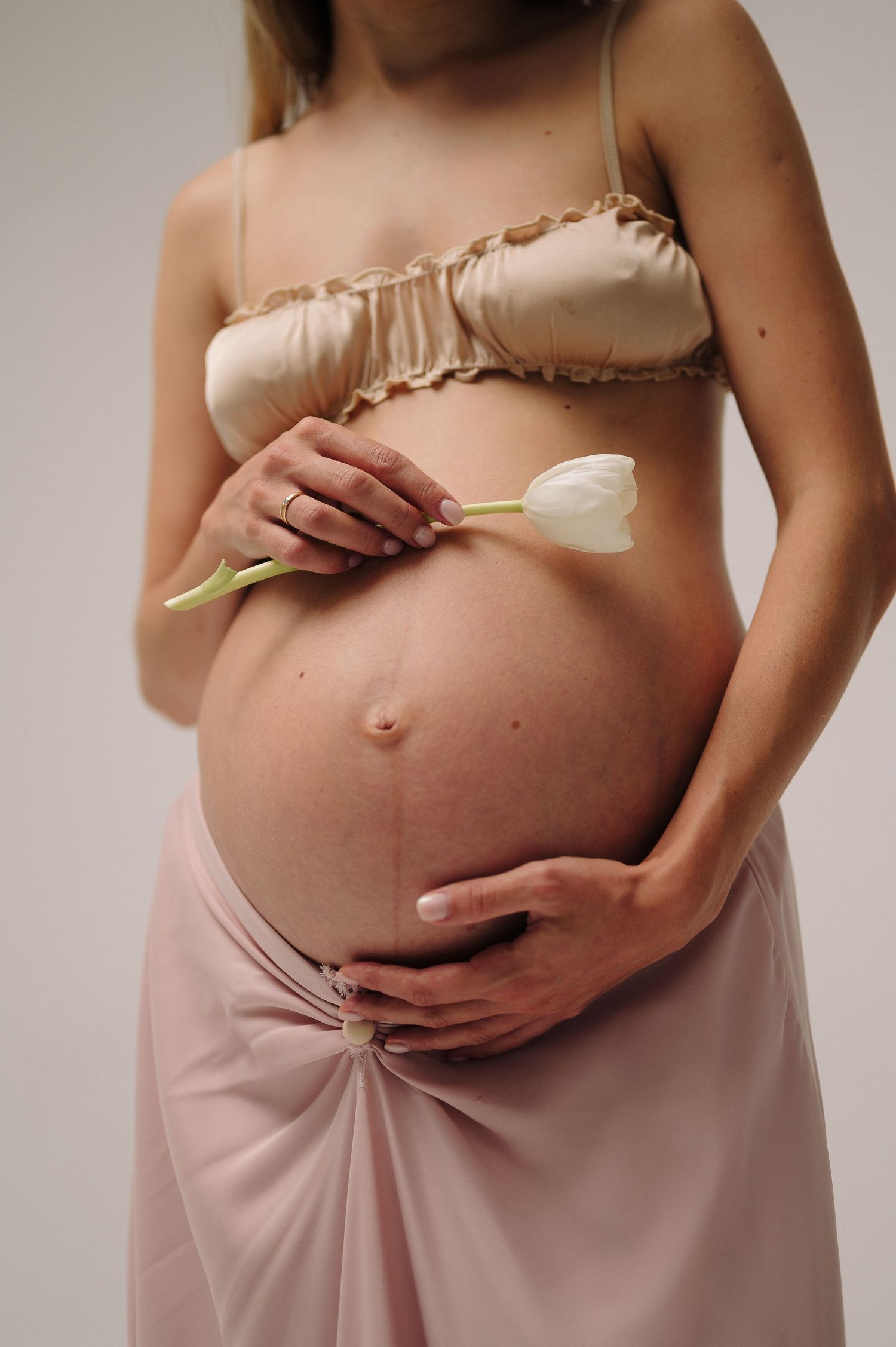 Maternity pregnant woman photoshoot by Anastasia Sokyrka | Portrait photographer based in Saigon, Vietnam