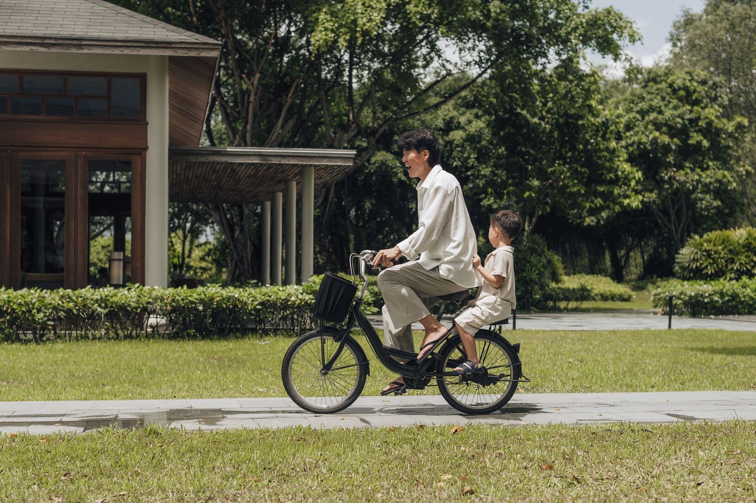 Lifestyle, candid family photography in resort by Anastasia Sokyrka | Portrait photographer based in Saigon, Vietnam