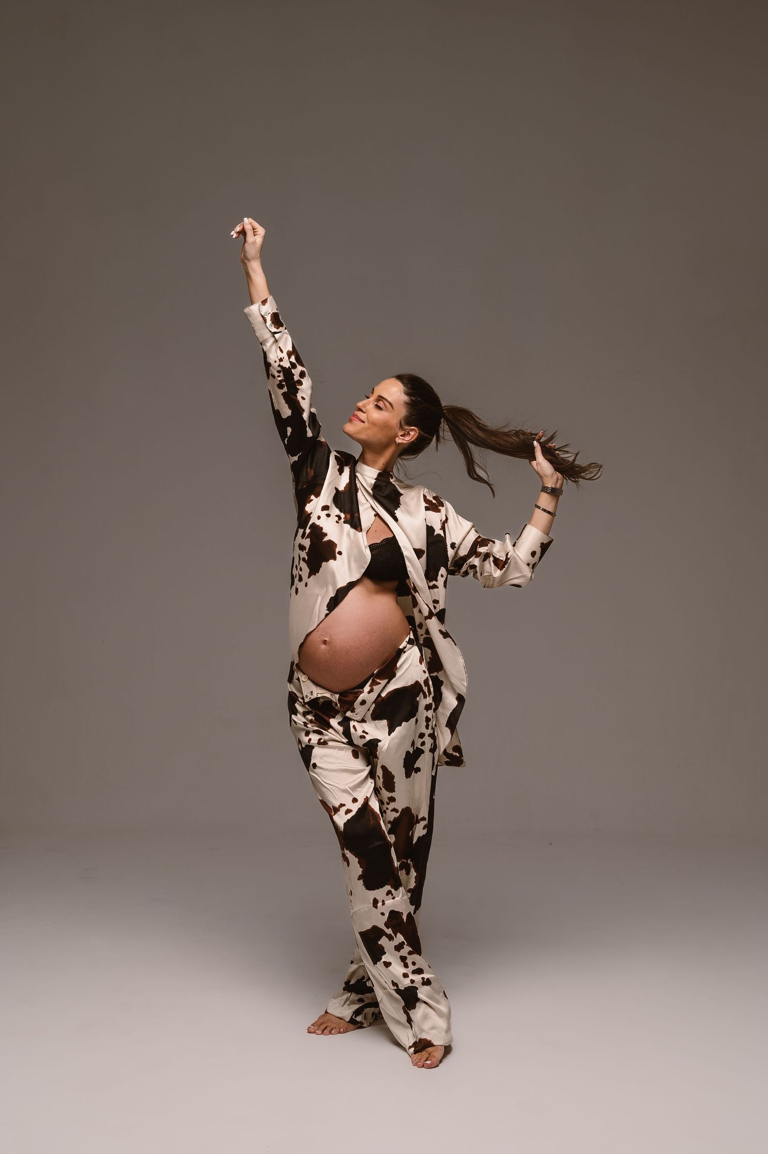 Maternity pregnant woman photoshoot by Anastasia Sokyrka | Portrait photographer based in Saigon, Vietnam