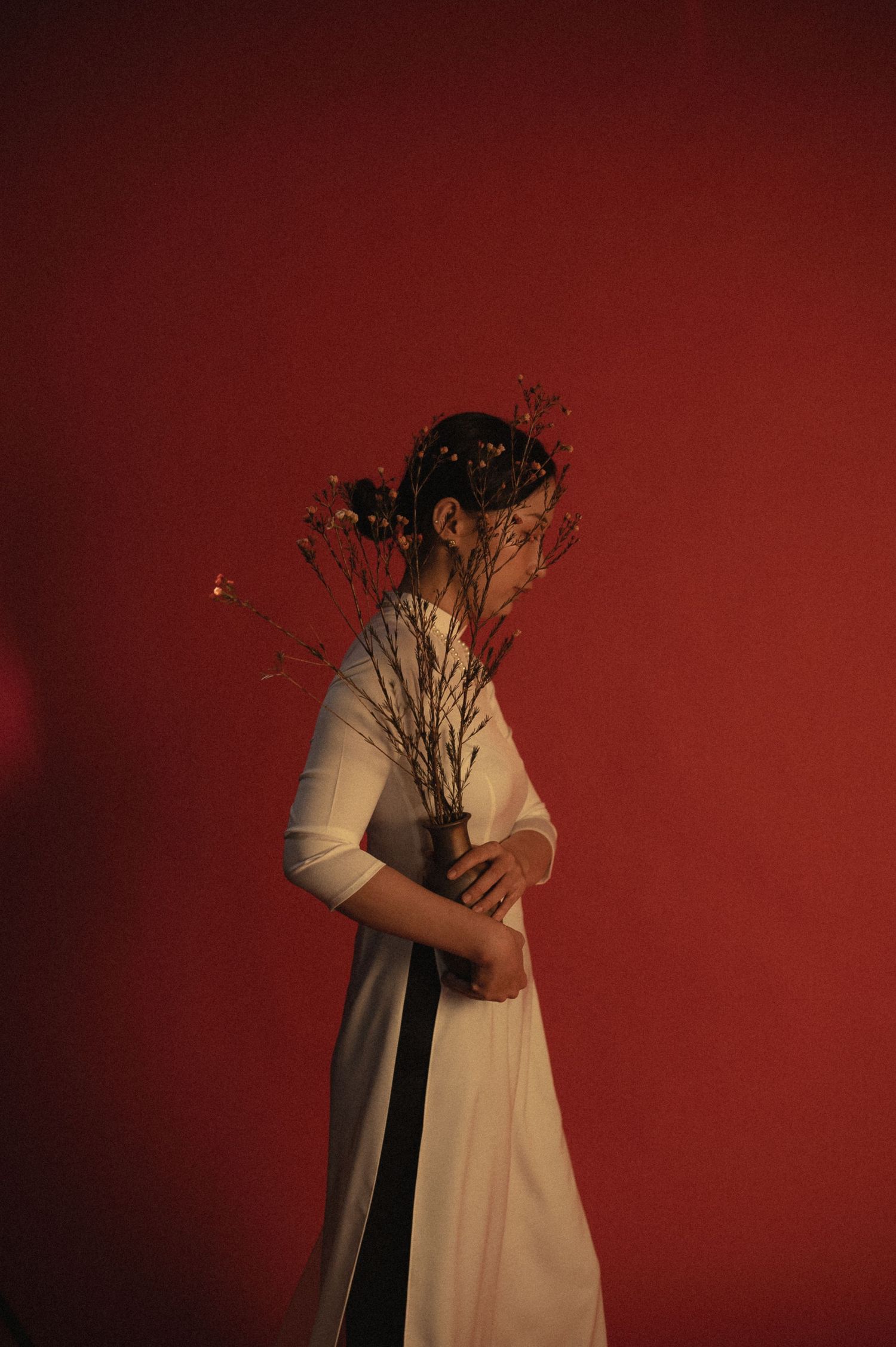 Vietnamese in white ao dai - photo session by Anastasia Sokyrka, Vietnam based professional portrait photographer