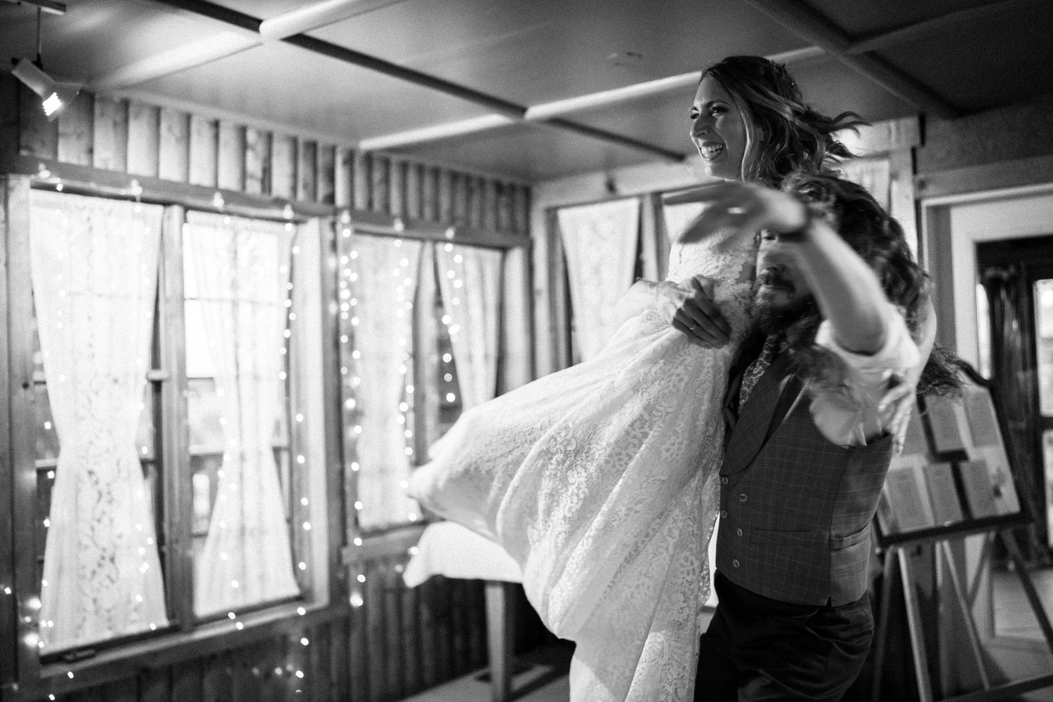 Duo of wedding photographers on Montreal’s South Shore specializing in editorial style love stories.