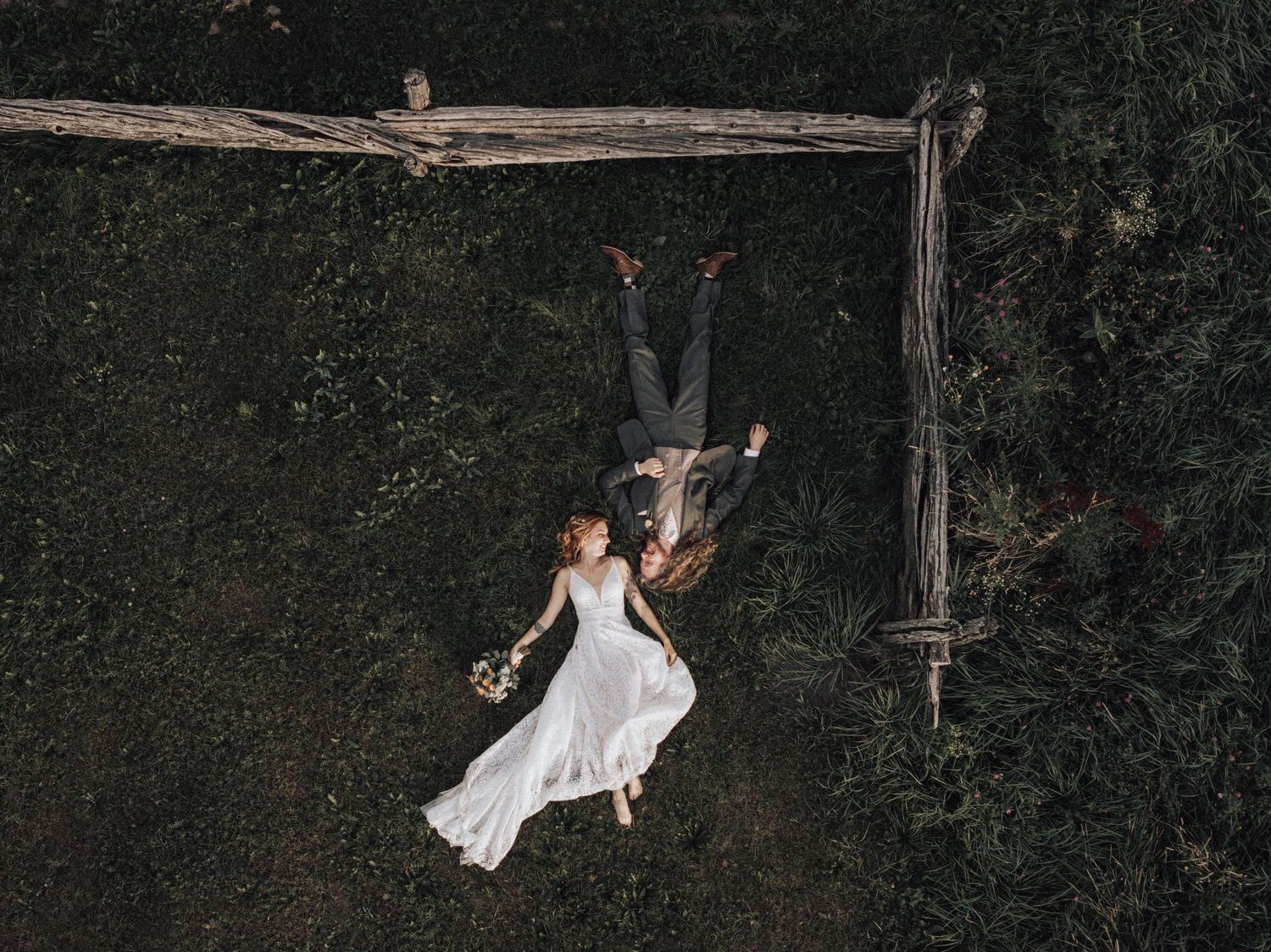Photographe et vidéaste de mariage au Québec. Prises de vue aérienne en drone. Mariage, Fiançailles, Elopement et à Destination.