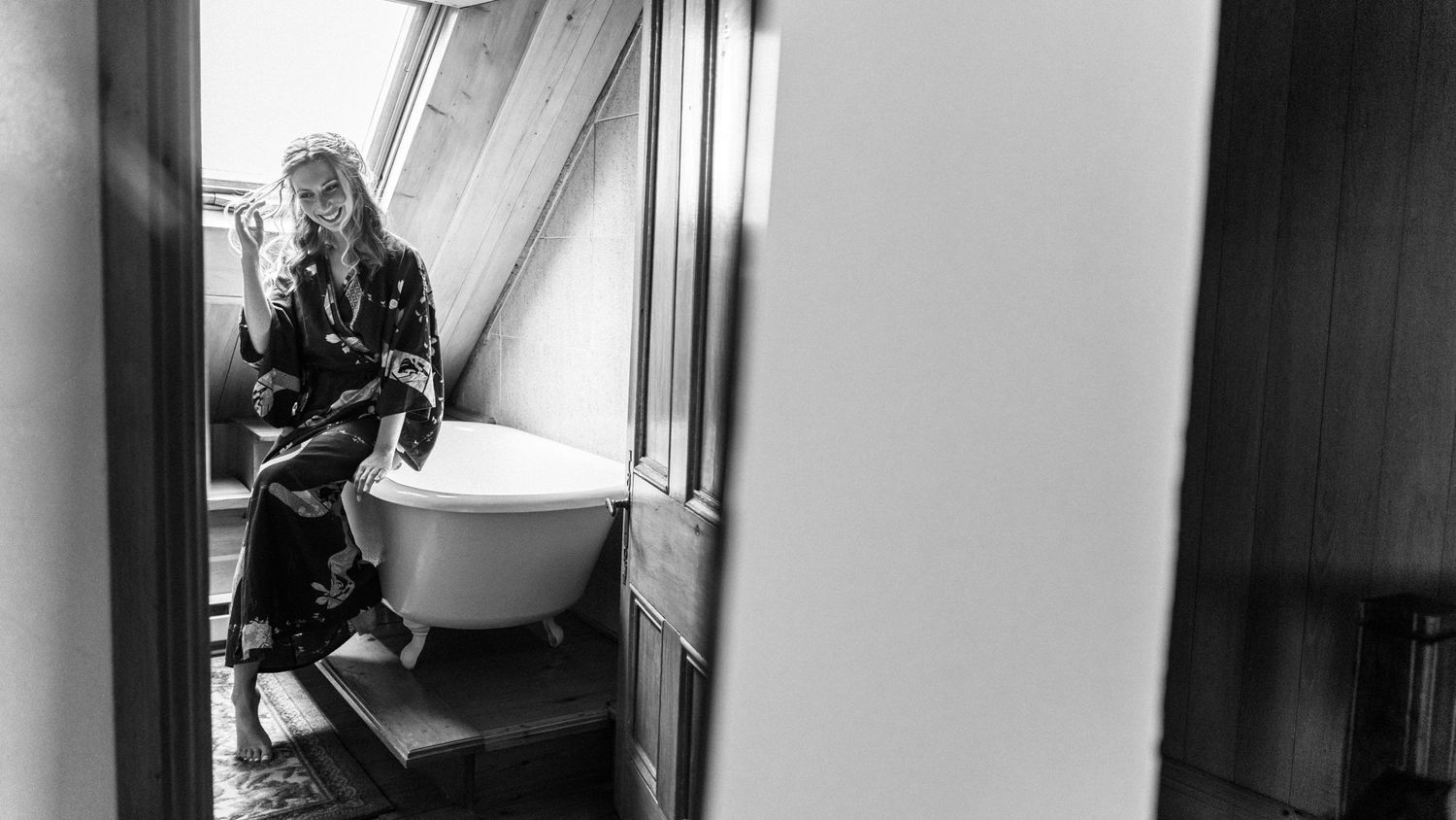 Elopement and wedding photography in the Laurentians, captured in a timeless and refined style.