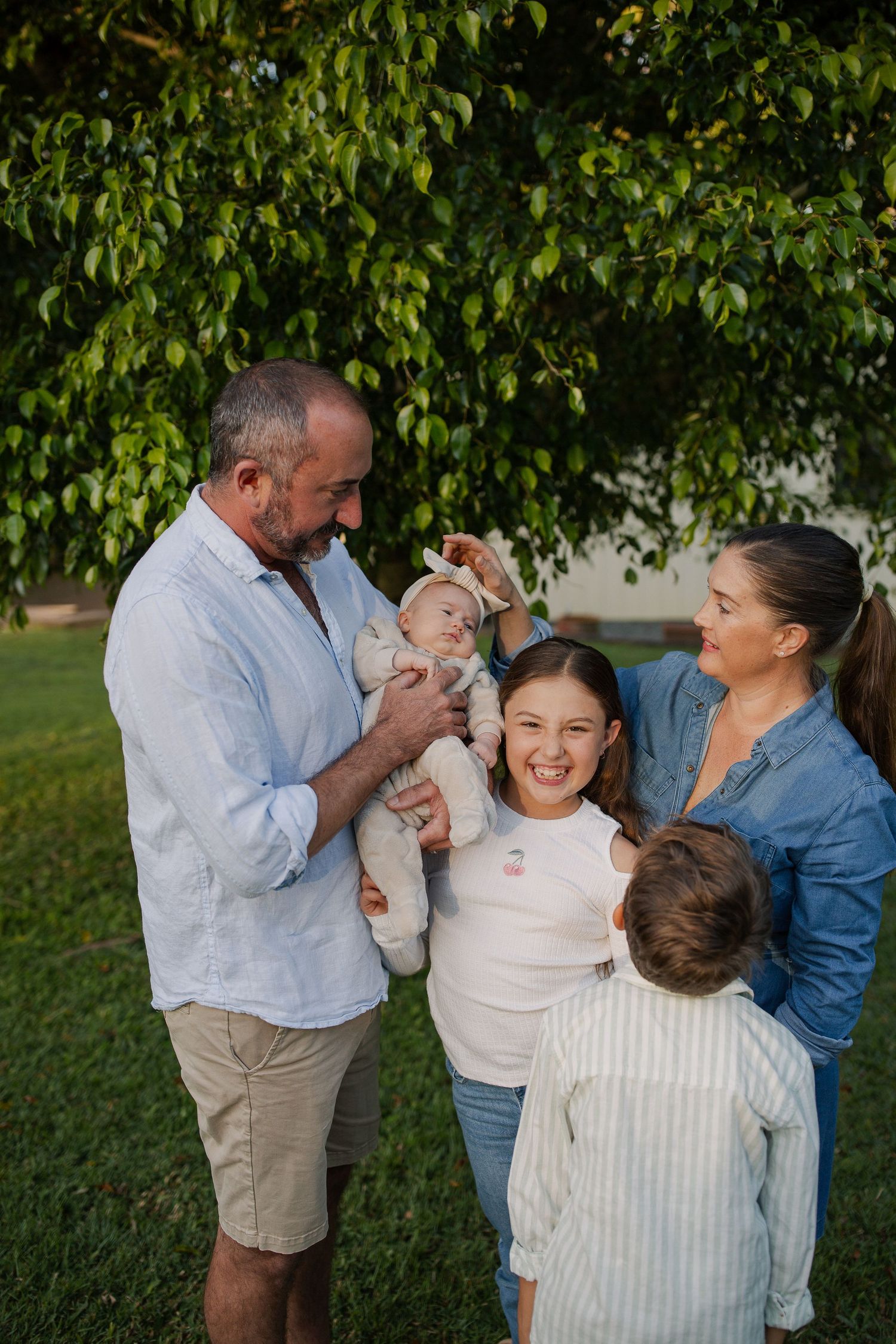 Family photo session in Queensland. Green, smiling children.