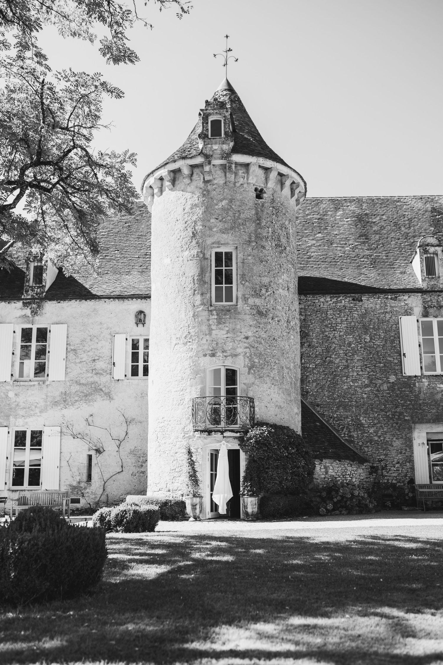 château de cazenac wedding venue in the heart of the Dordogne Valley, south-west France, which was the back drop for this couples wedding