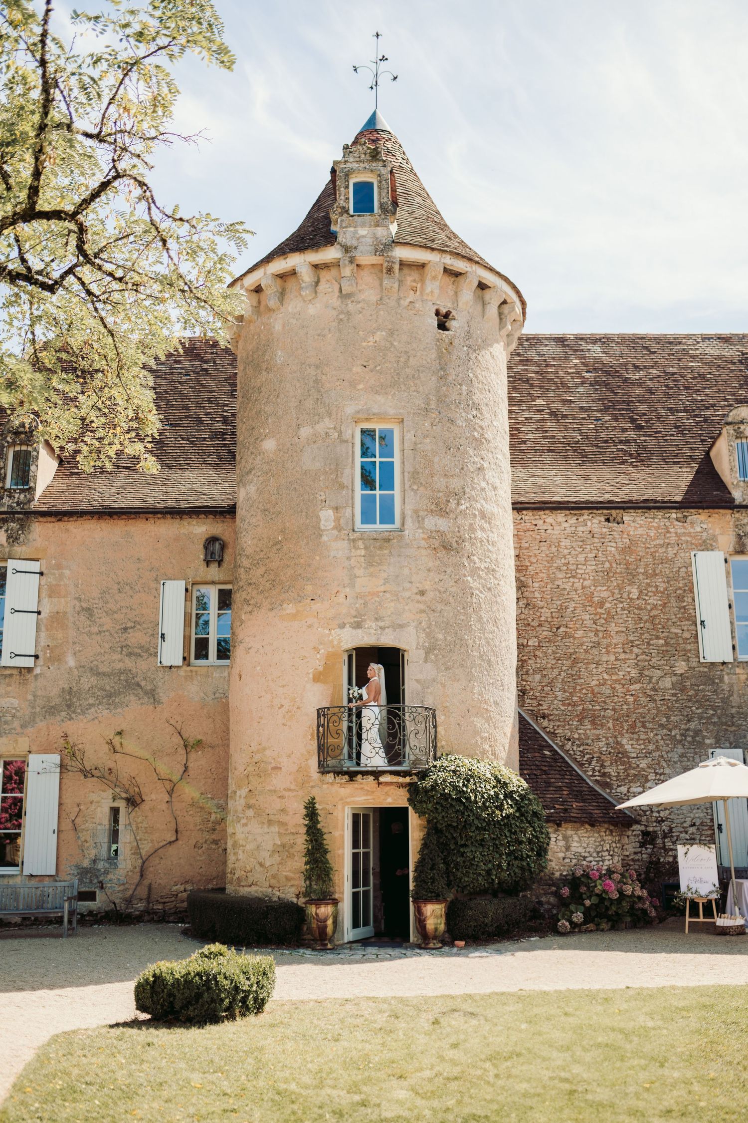 château de cazenac wedding venue in the heart of the Dordogne Valley, south-west France, which was the back drop for this couples wedding